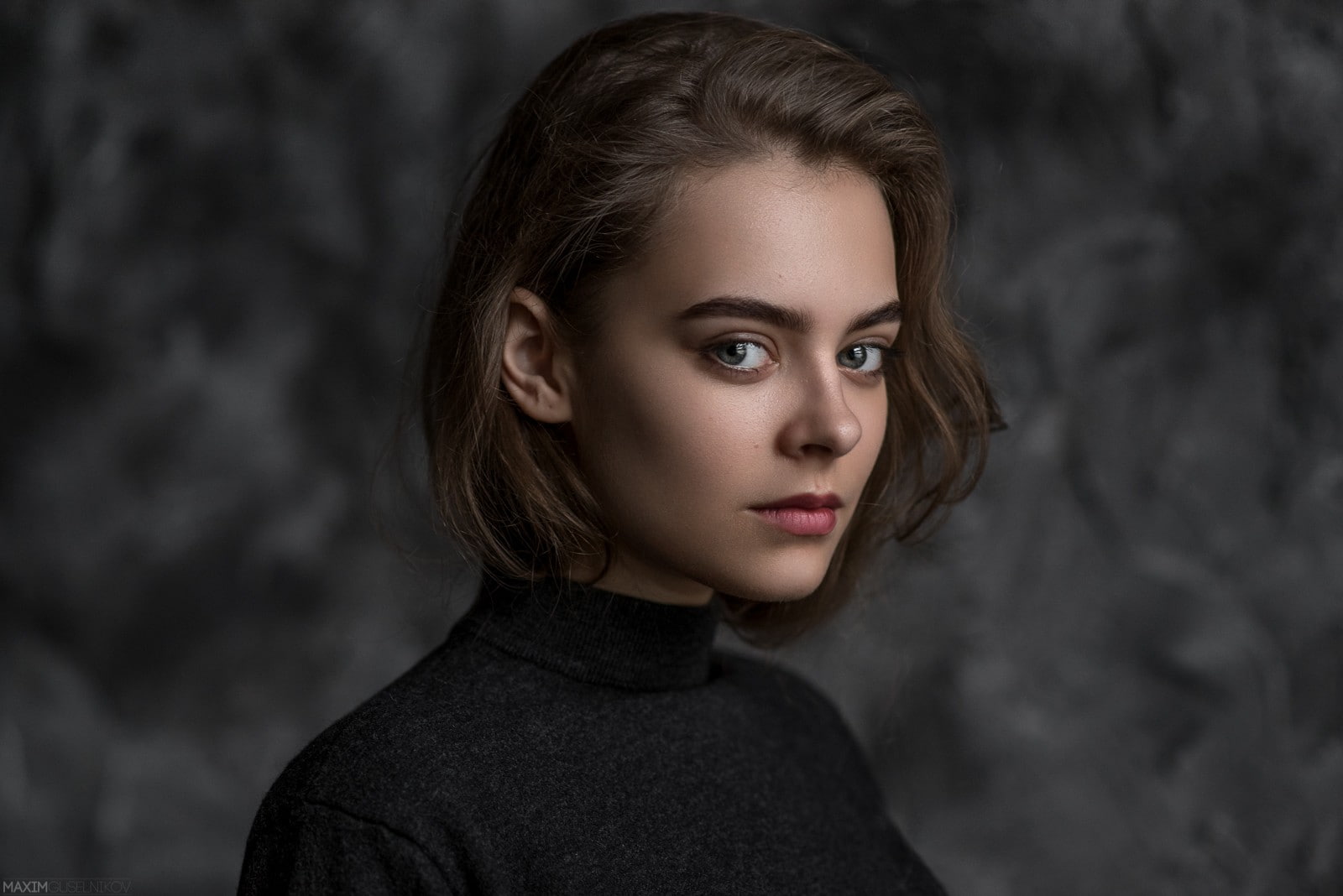 elegance, portrait, young adult, hair, face, brown hair, one person, women, looking at camera, glamour, 720P, dark, beautiful people, headshot, contemplation, HD Wallpaper