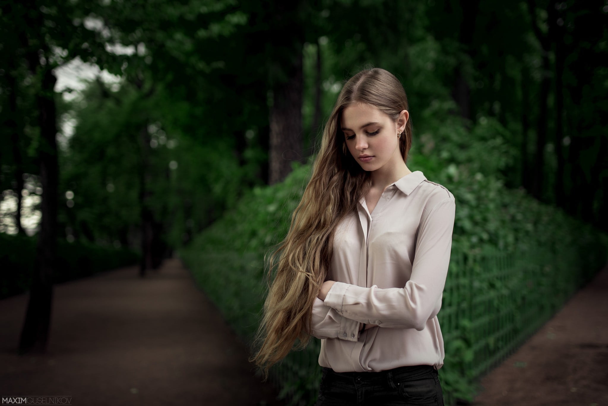 women outdoors, auburn hair, real people, lifestyles, jeans, hairstyle, long hair, standing, forest, young adult, 1080P, beauty, arms crossed, focus on foreground, HD Wallpaper
