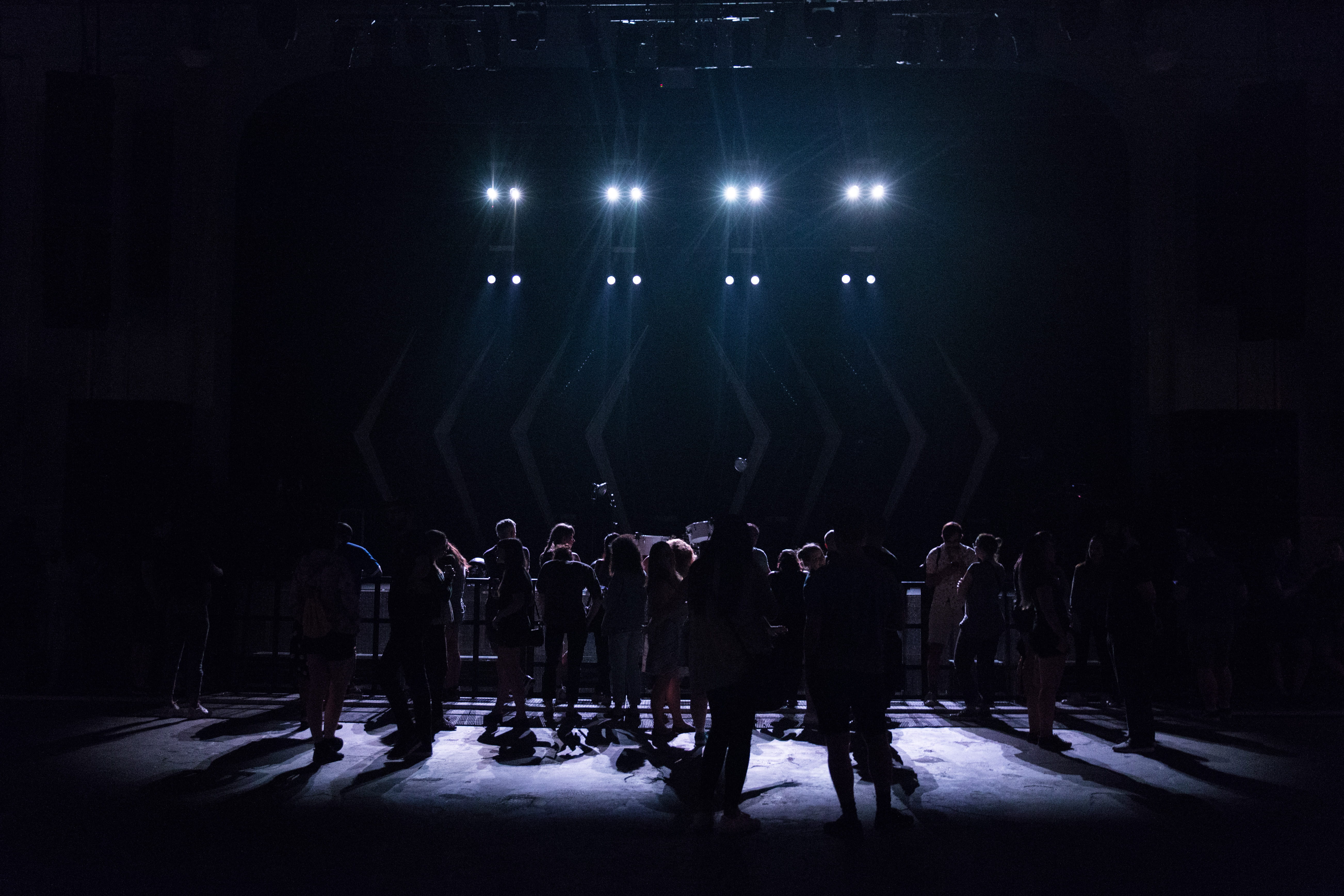 real people, silhouette, men, performance, indoors, crowd, adult, night, theater, full length, light, stage - performance space, lighting equipment, stage light, HD Wallpaper