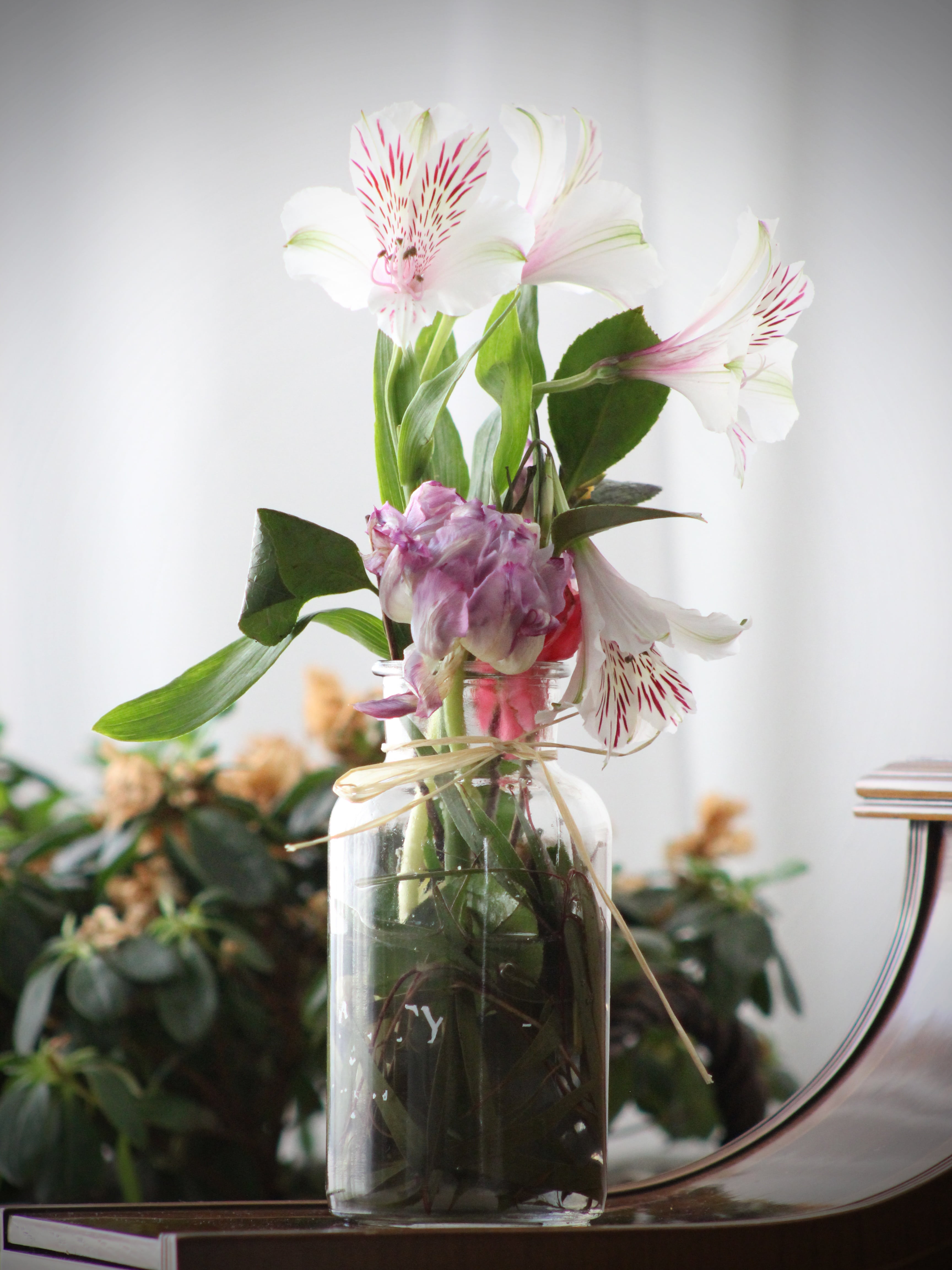 floral art, bokeh, vase with flowers, close-up, foreground, wood, vertical, pink color, bouquet, bodegones, color, depth of field, freshness, beauty, bunch of flowers, Phone HD Wallpaper