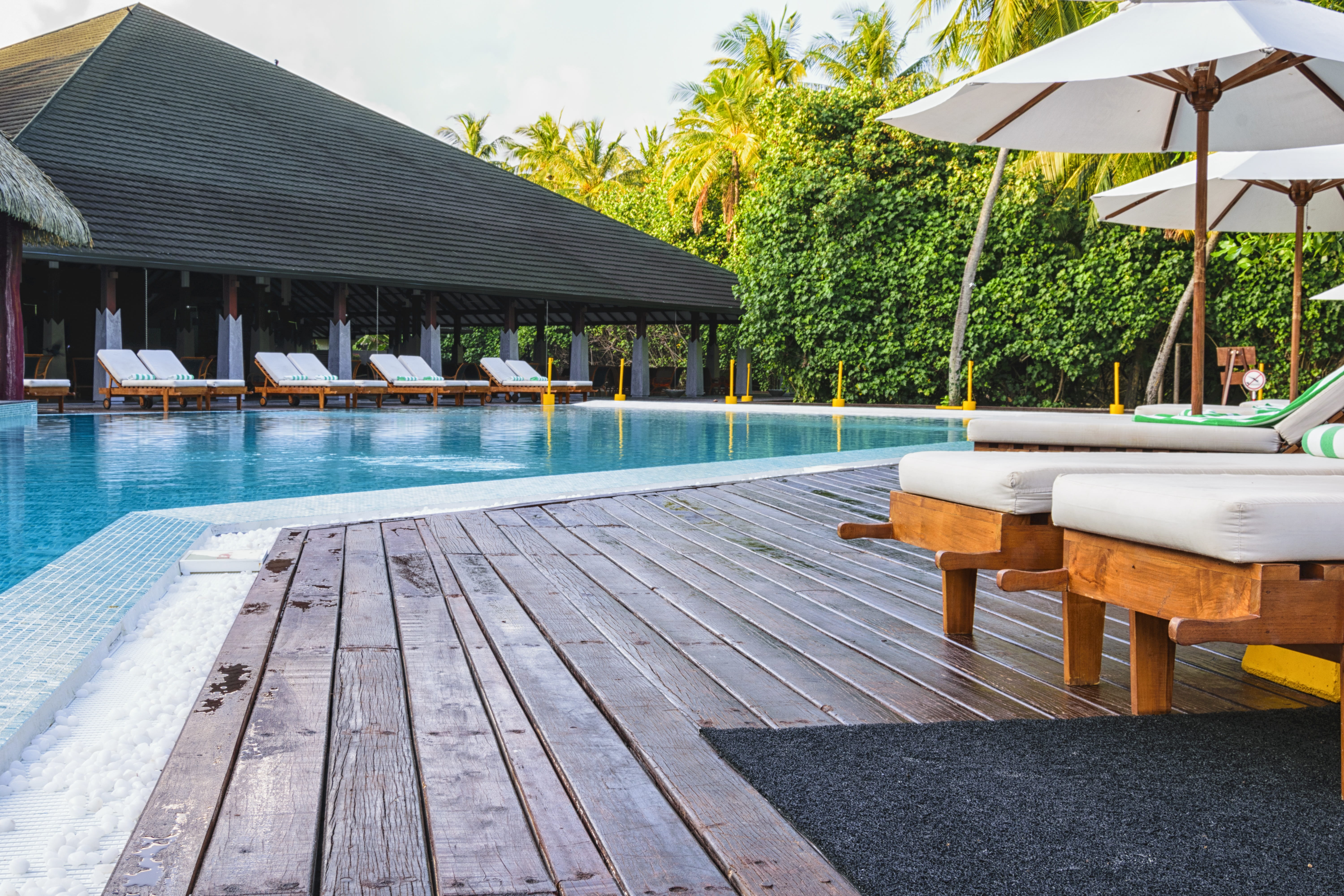 tourist resort, plant, pool, built structure, Holiday, chair, Resort, architecture, wood, parasol, outdoors, luxury hotel, island, water, tourism, tropical, HD Wallpaper