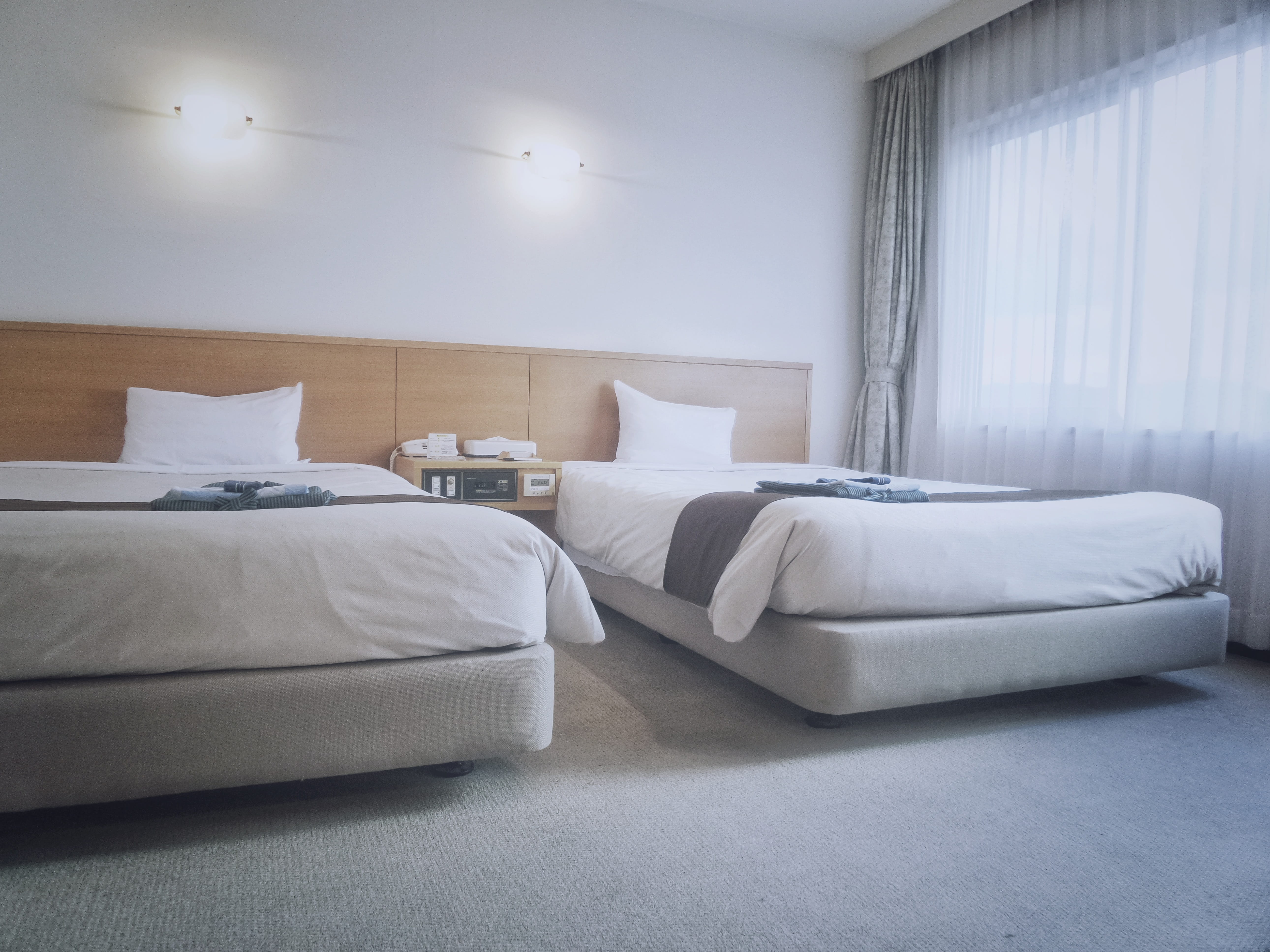Beds, white, purple, two, 5K, apartment, pillow, modern, home Interior, hotel, architecture, bedroom, mattresses, elegance, hotel Room, twin, stuffed, HD Wallpaper