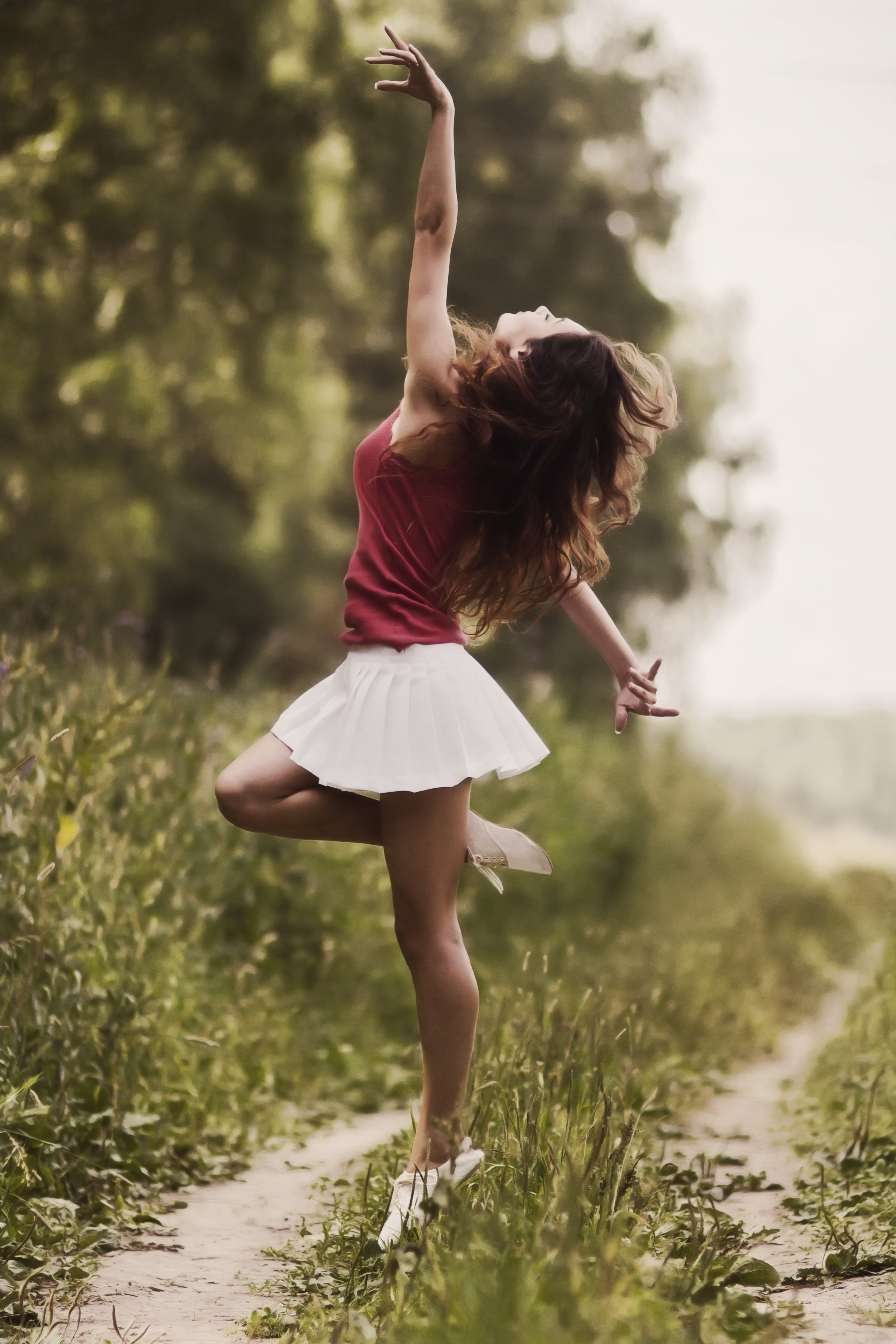 focus on foreground, day, rear view, pleated, casual clothing, adult, 5K, skirt, young women, human arm, land, top, lifestyles, gesture, young adult, hairstyle, Phone HD Wallpaper