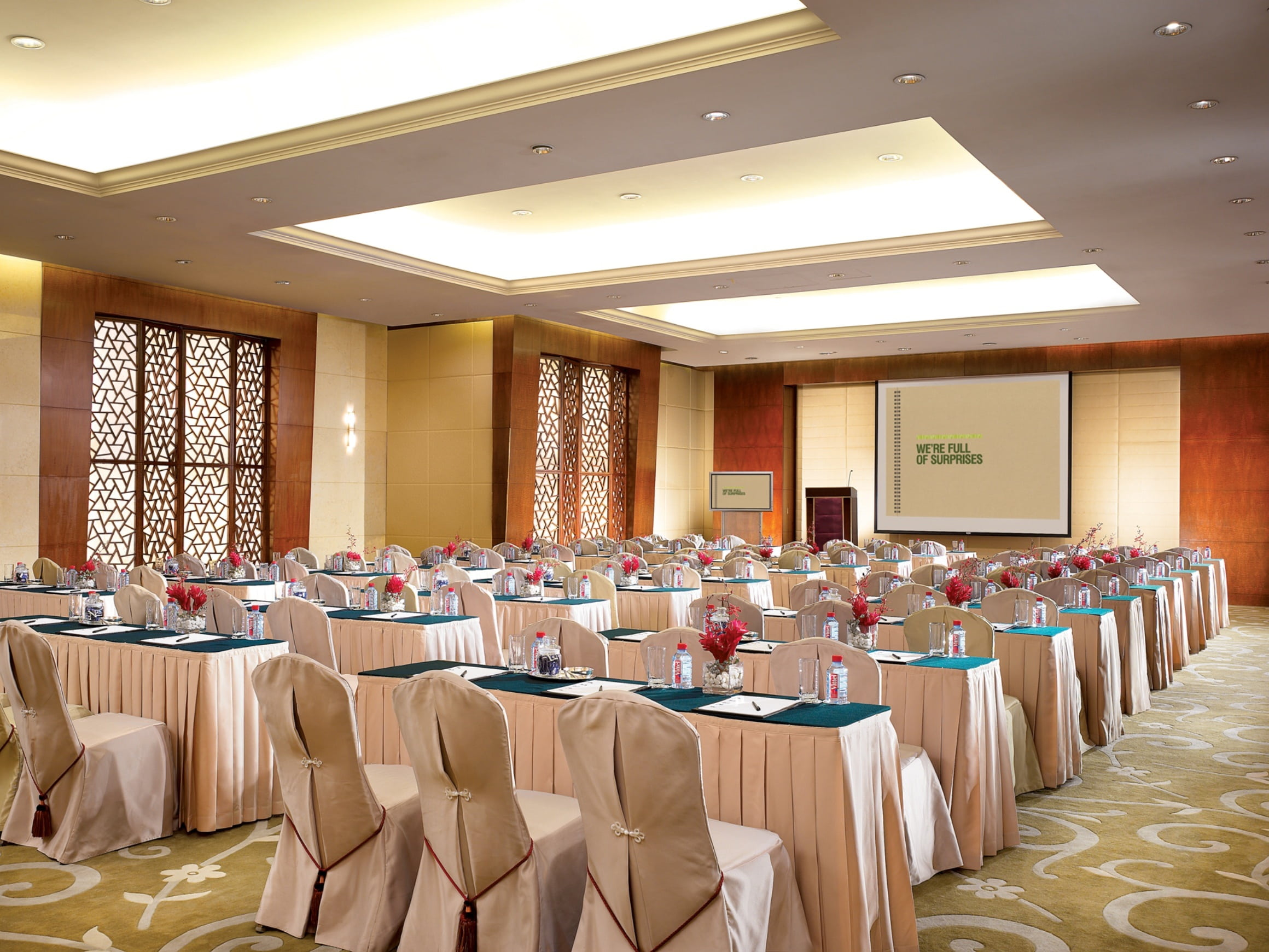 seat, hotels, conference halls, food, no people, indoors, tablecloth, large group of objects, empty, arrangement, setting, business, furniture, restaurant, HD Wallpaper