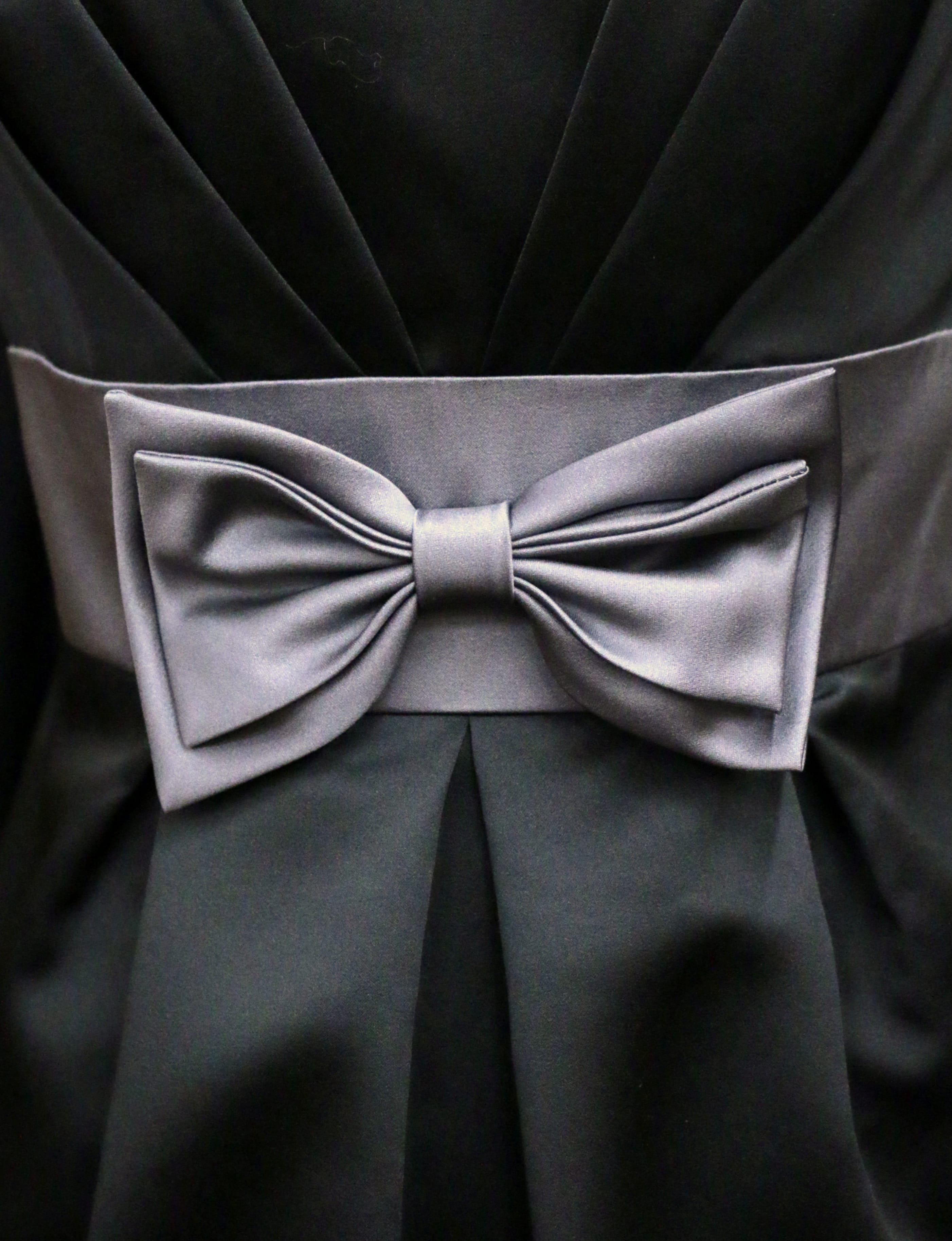 black ribbon, couture, menswear, dress, pleats, elegance, pleated, arts culture and entertainment, single object, fashion, full frame, necktie, well-dressed, Phone HD Wallpaper