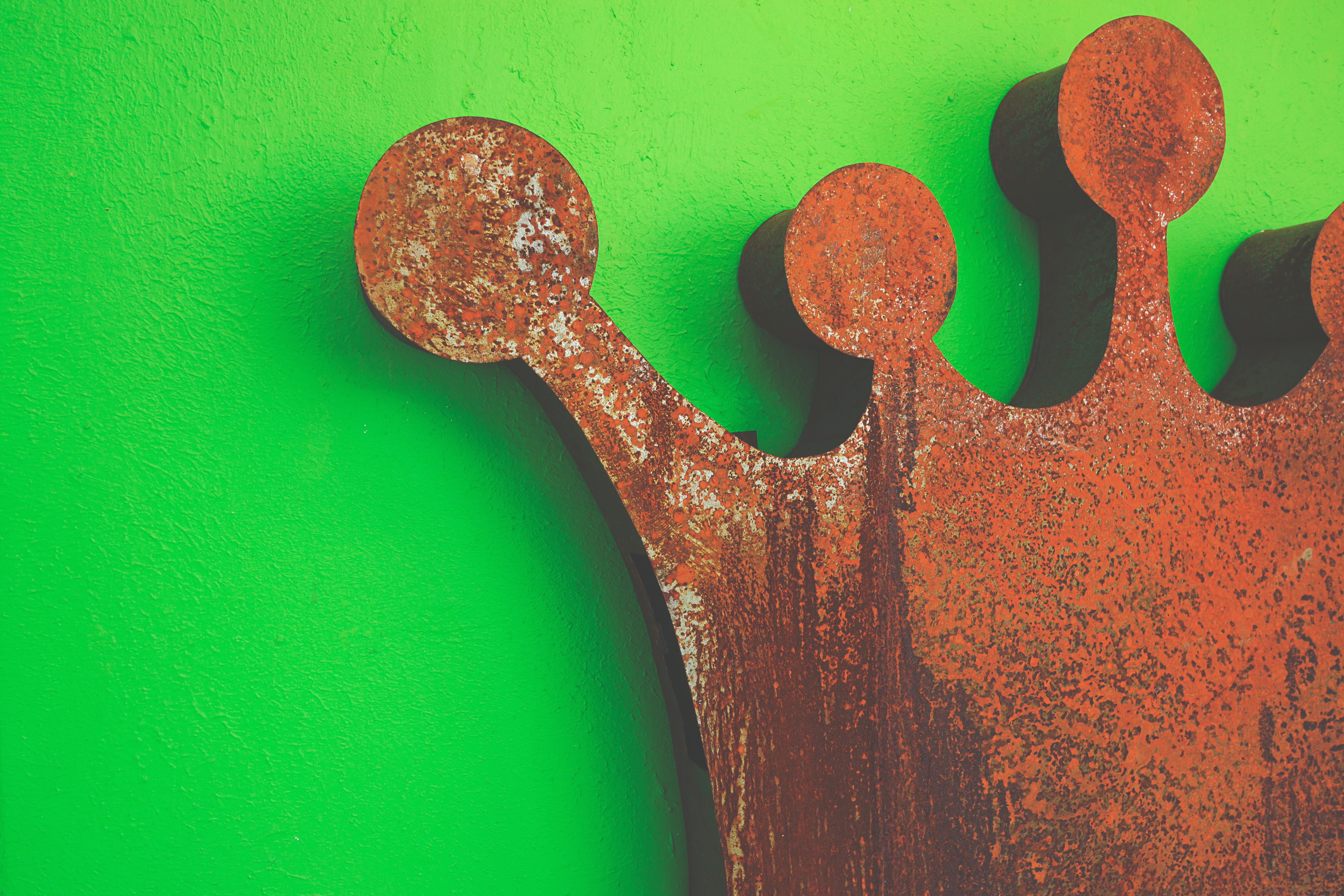 abstract, king, positive emotion, indoors, brown, crown, iron, emotion, retro, creativity, wall, colored background, wood - material, 5K, close-up, design, HD Wallpaper