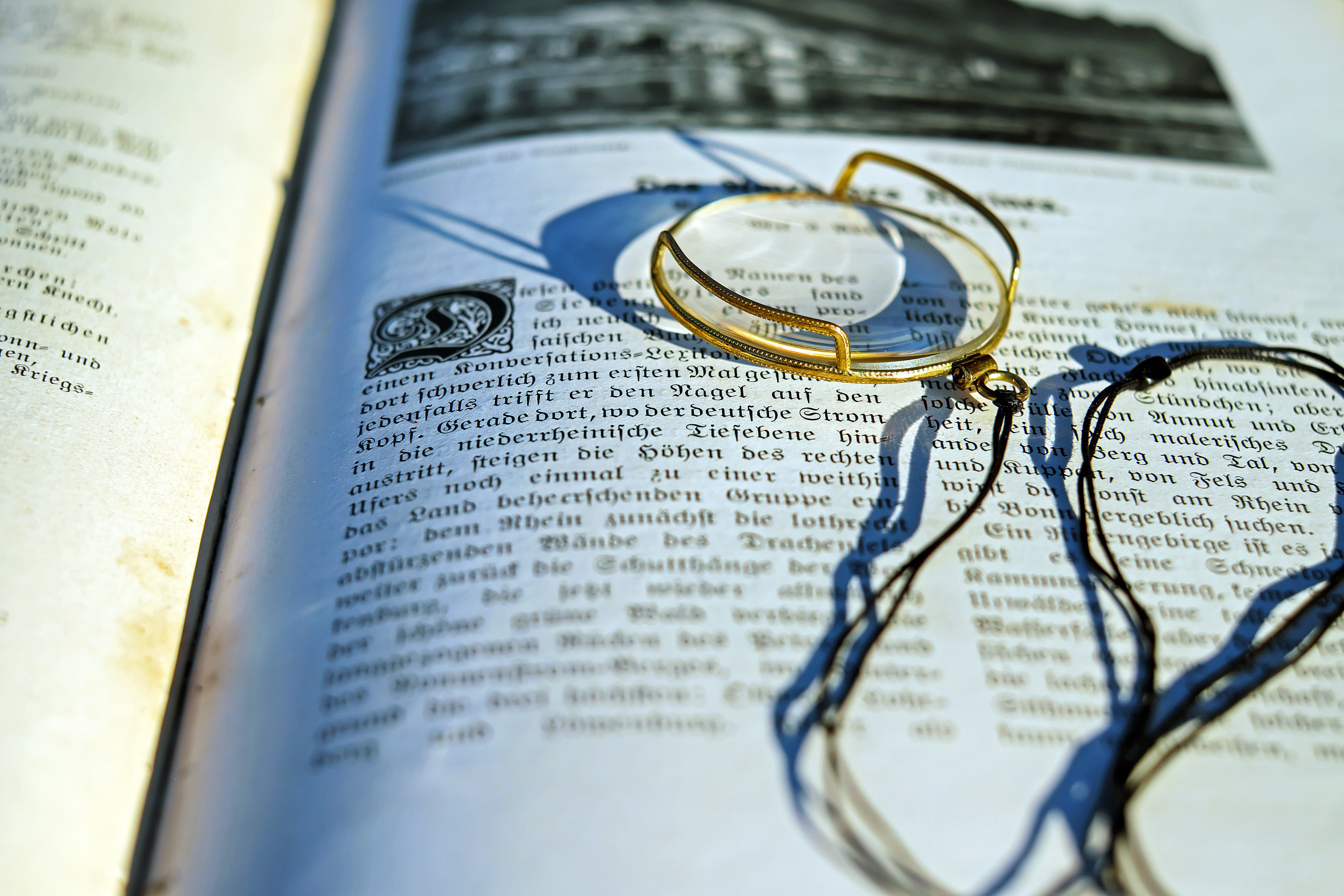 colored, two objects, nostalgic, no people, top, selective focus, about, paper, monocle, publication, gold, eyeglass, 4K, glasses, economy, business, day, HD Wallpaper
