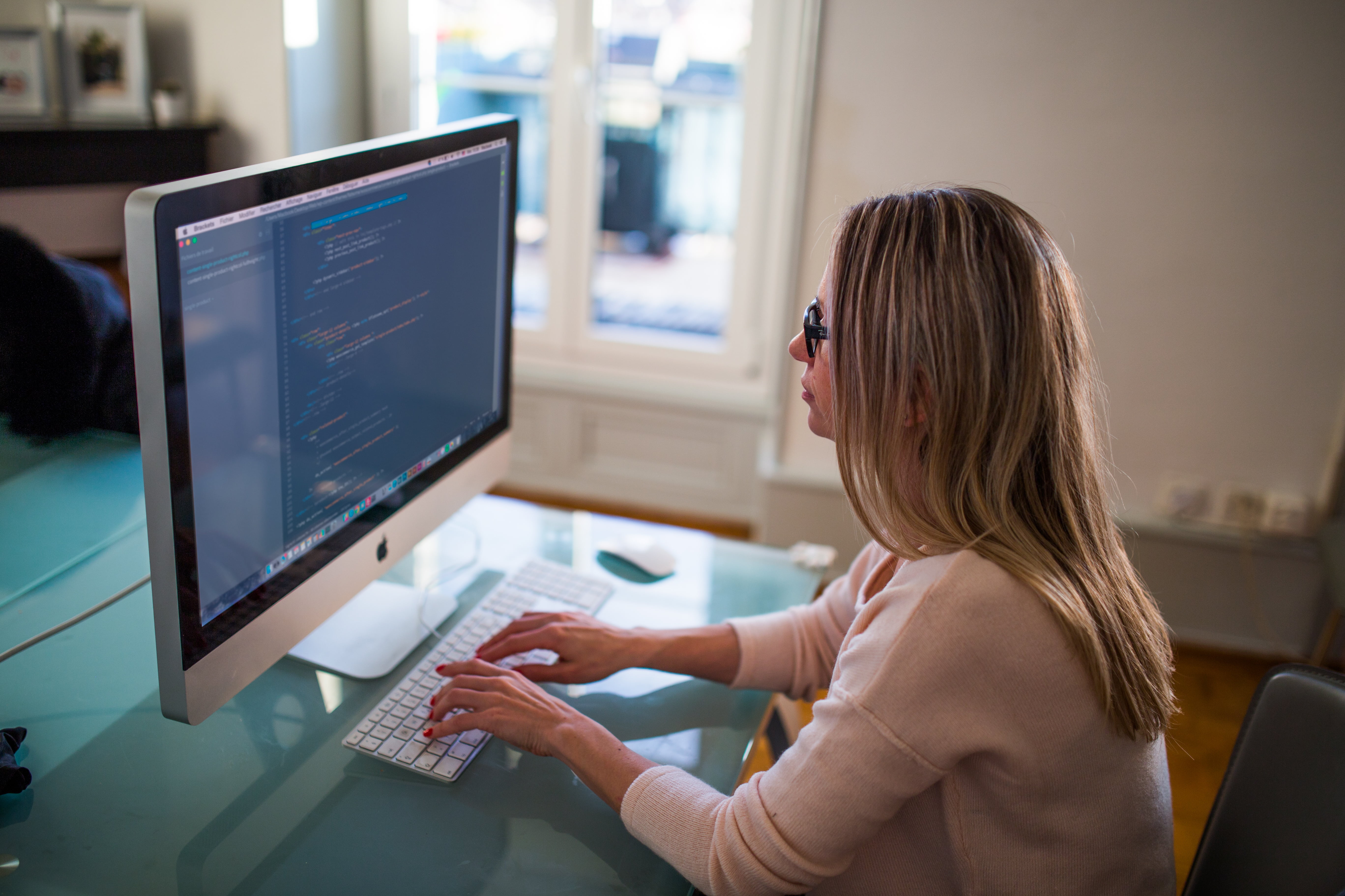 computer Monitor, young Adult, people, occupation, looking, programming, working, business, side view, casual Clothing, internet, business Person, woman, HD Wallpaper