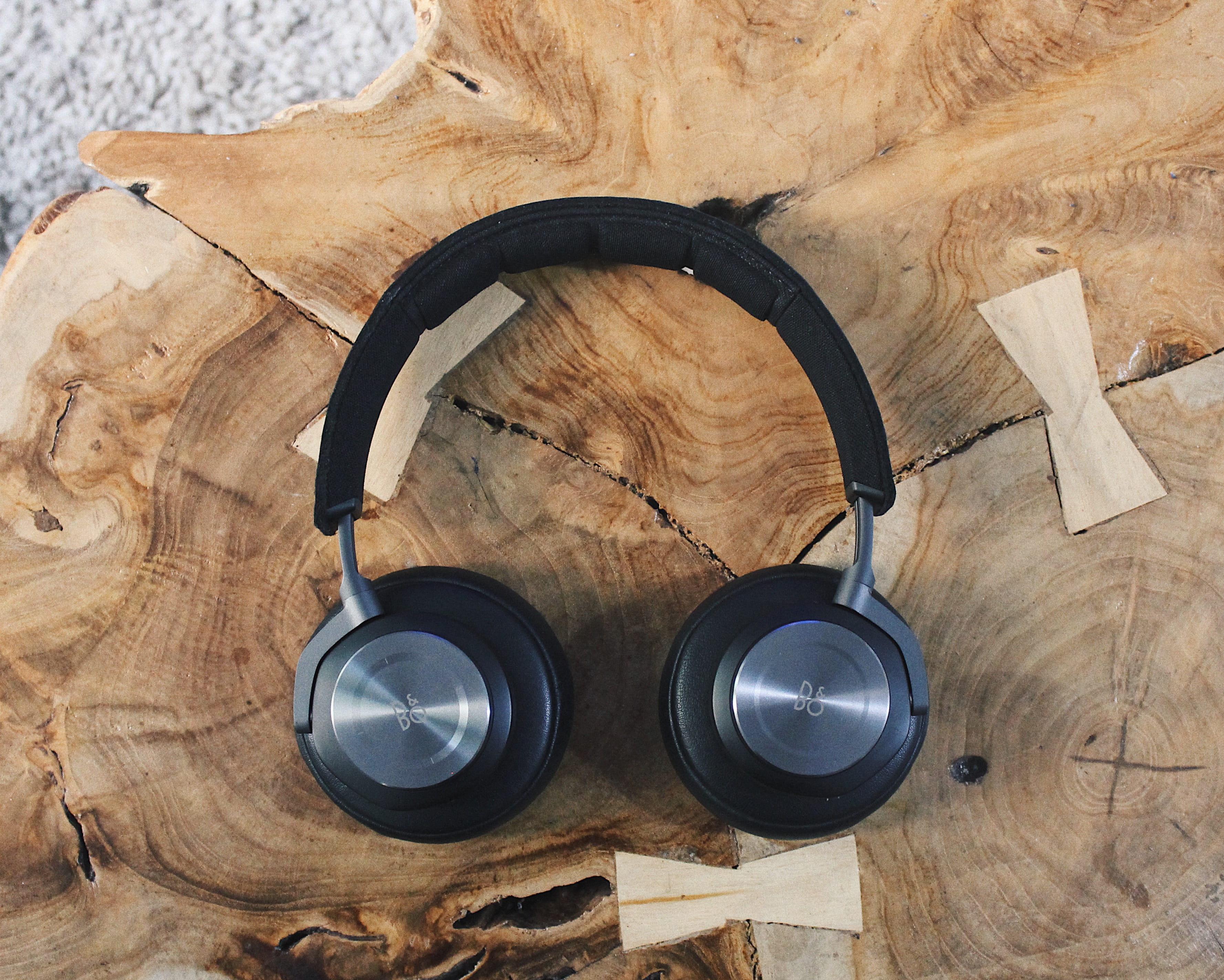directly above, indoors, listening, wood - material, tech, high angle view, 2K, headphones, sound, calle de blasco de garay, jet black, wood, all black, HD Wallpaper