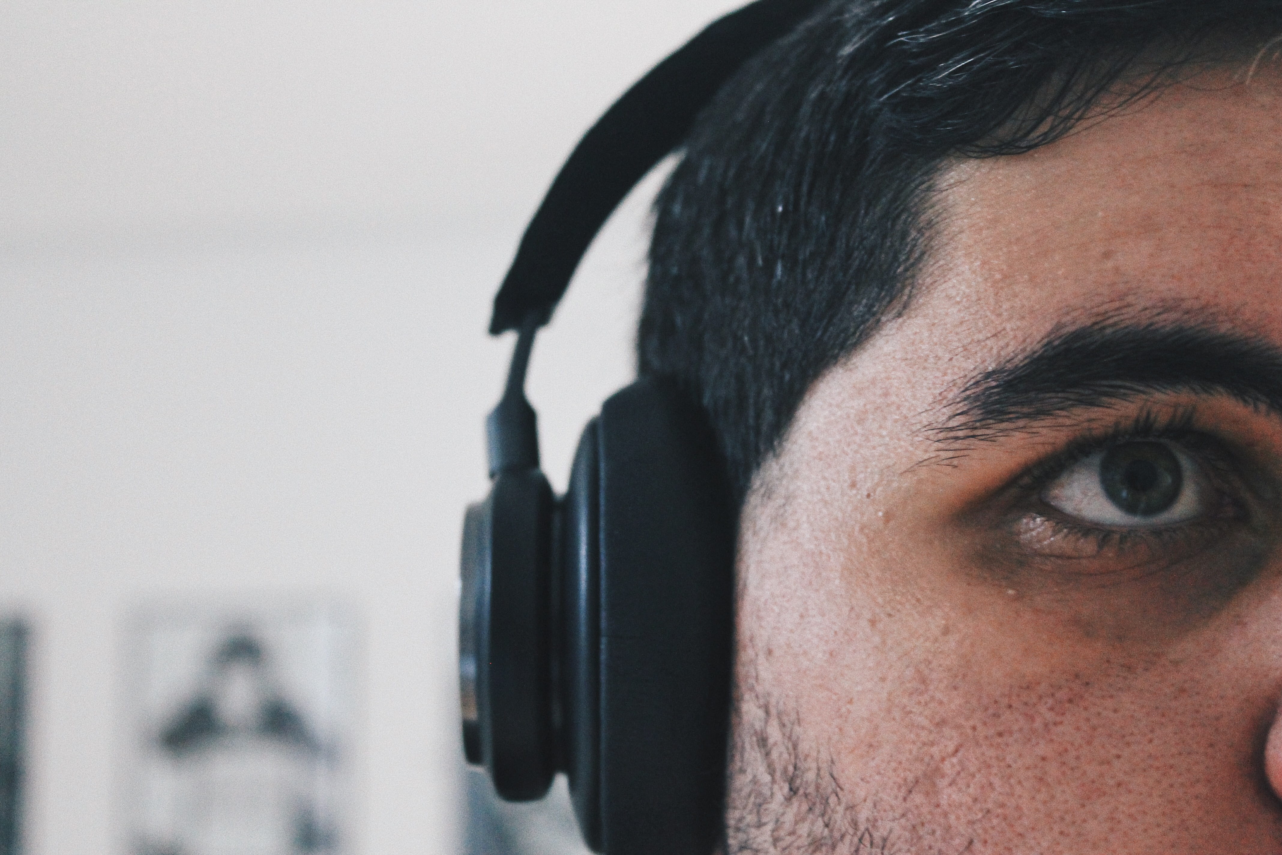 men, calle de blasco de garay, hair, looking, beoplay, spain, eye, headphones, bang and olufsen h7, portrait, human eye, eyebrow, madrid, design, green eye, HD Wallpaper