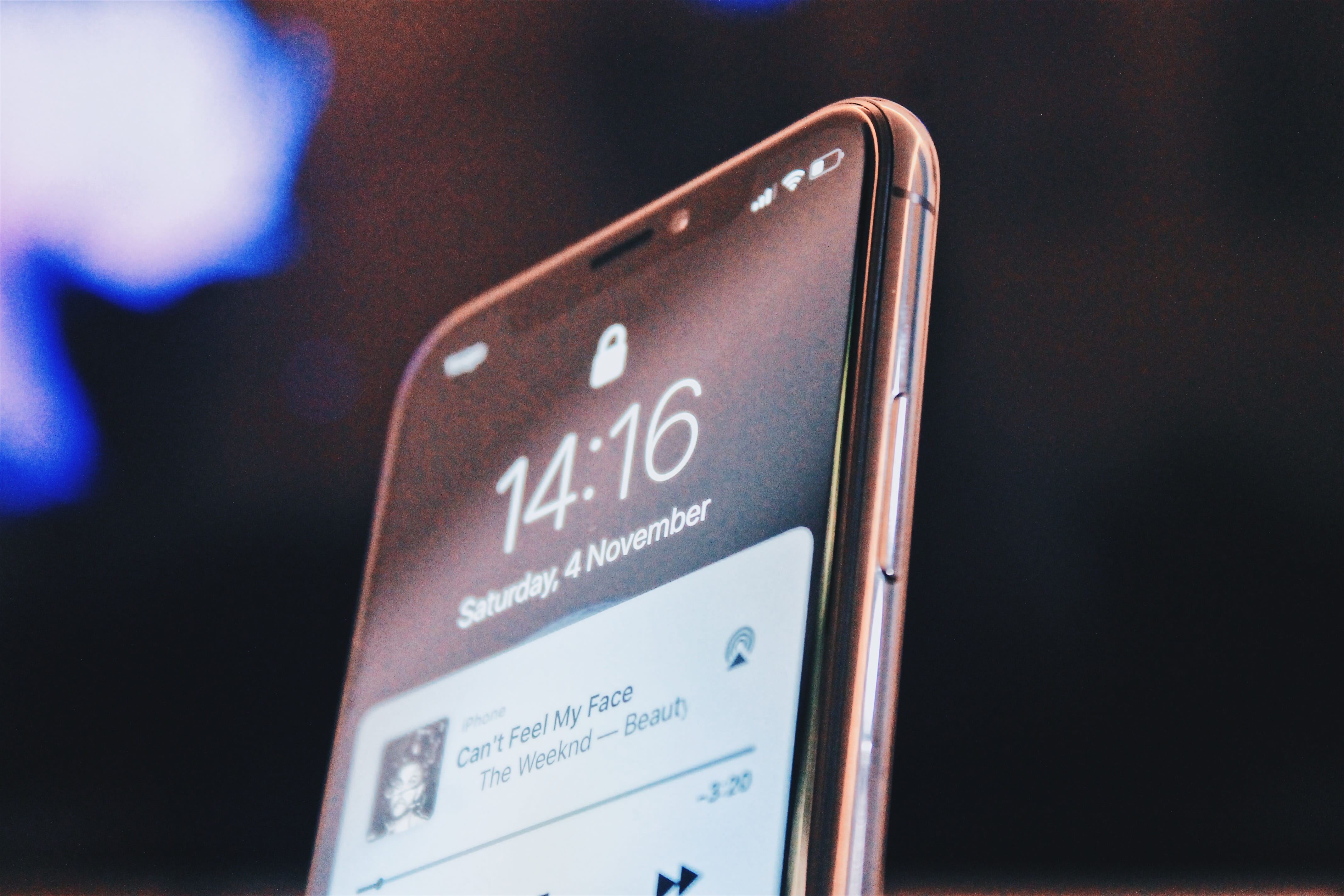 close-up, madrid, calle de blasco de garay, 4K, apple, wireless technology, tech, reflection, apps, apple devices, iphone x, western script, connection, HD Wallpaper