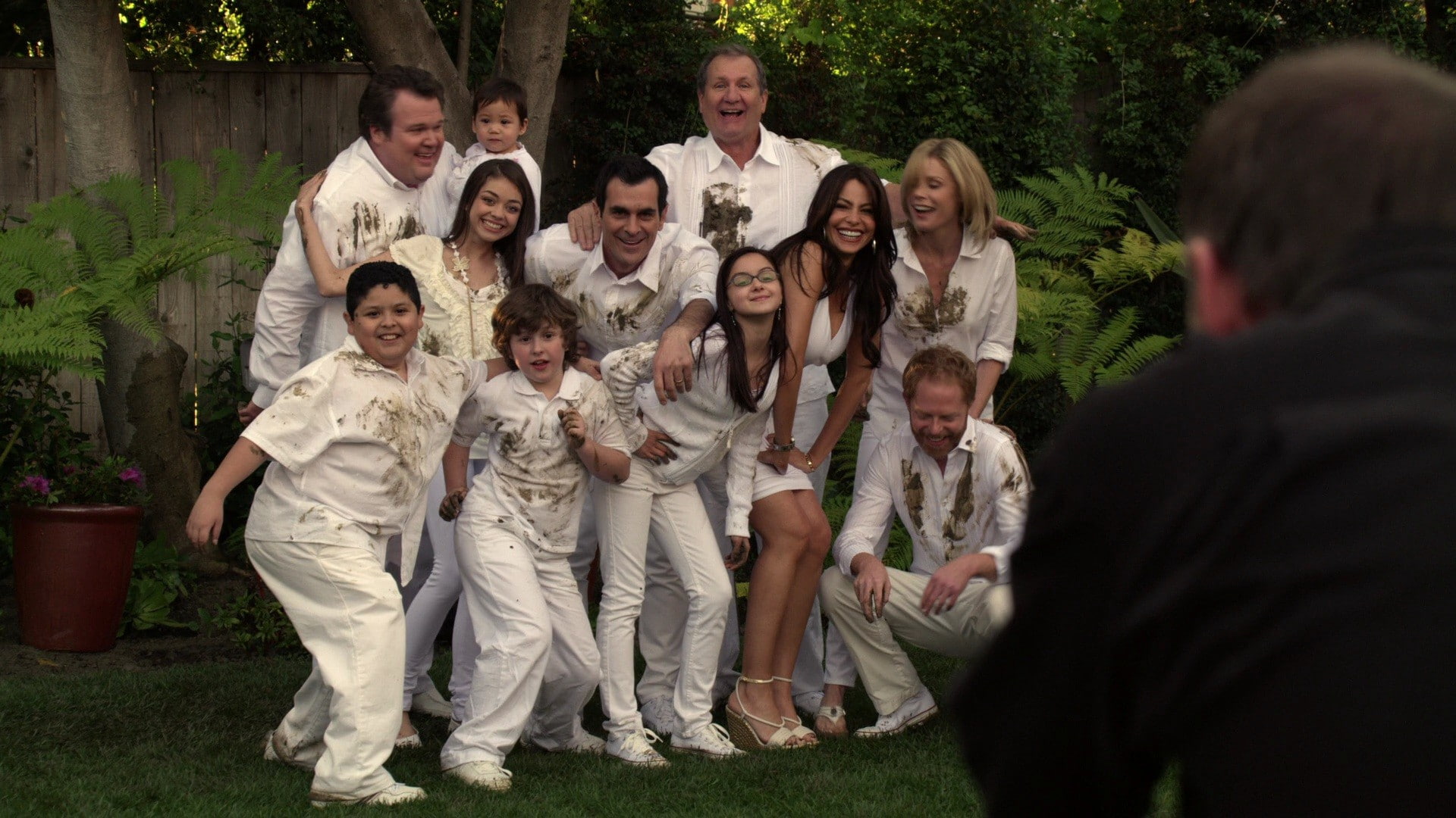 smiling, 1080P, looking at camera, Modern Family, women, men, TV, group, full length, mature men, senior women, adult, happiness, crowd, portrait, males, HD Wallpaper