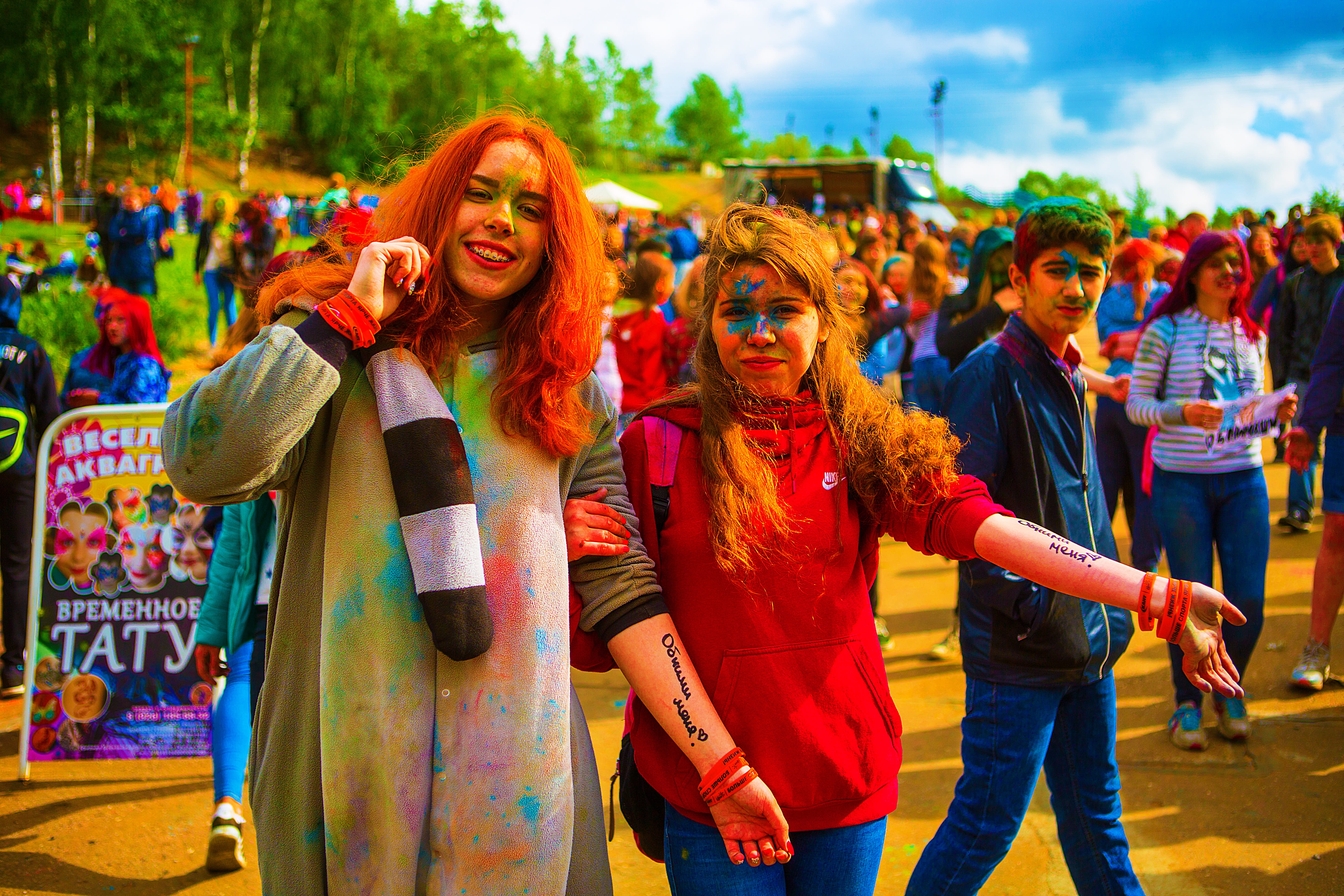 tradition, red, enjoyment, women, Moscow, festival, pajamas, celebration, 2017, yellow, fun, music festival, young women, smiling, animals, cheerful, symbol, HD Wallpaper