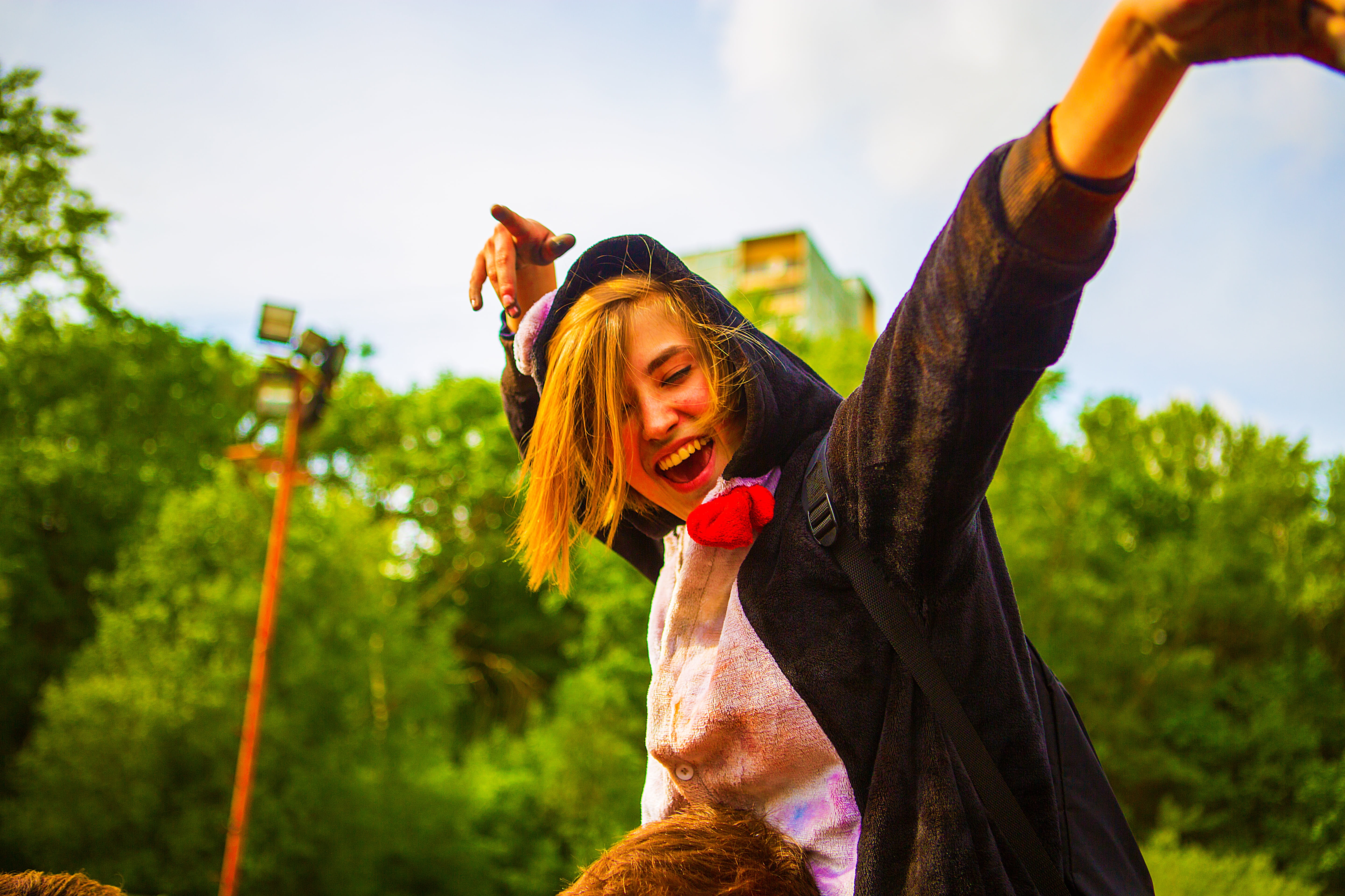 rtees, adult, positive emotion, woman, man, 2017, people, arms raised, near, nature, animals, symbol, beauty, summer, scarf, paint, kangaroo, the festival of colors, HD Wallpaper
