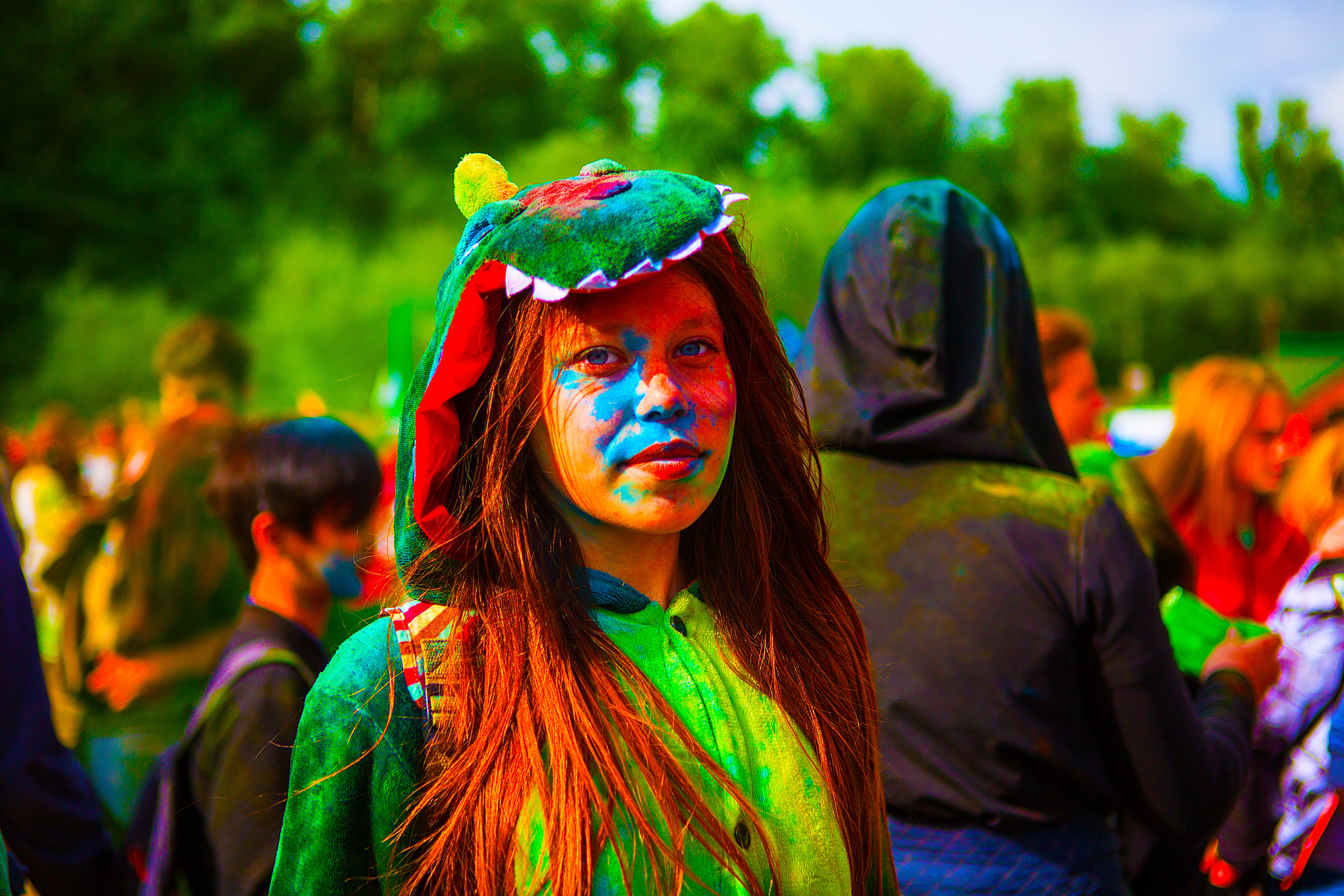 cheerful, celebration, green, view, young women, adult, incidental people, man, bright, smiling, sky, paint, red, blue, leisure activity, india, young Adult, HD Wallpaper