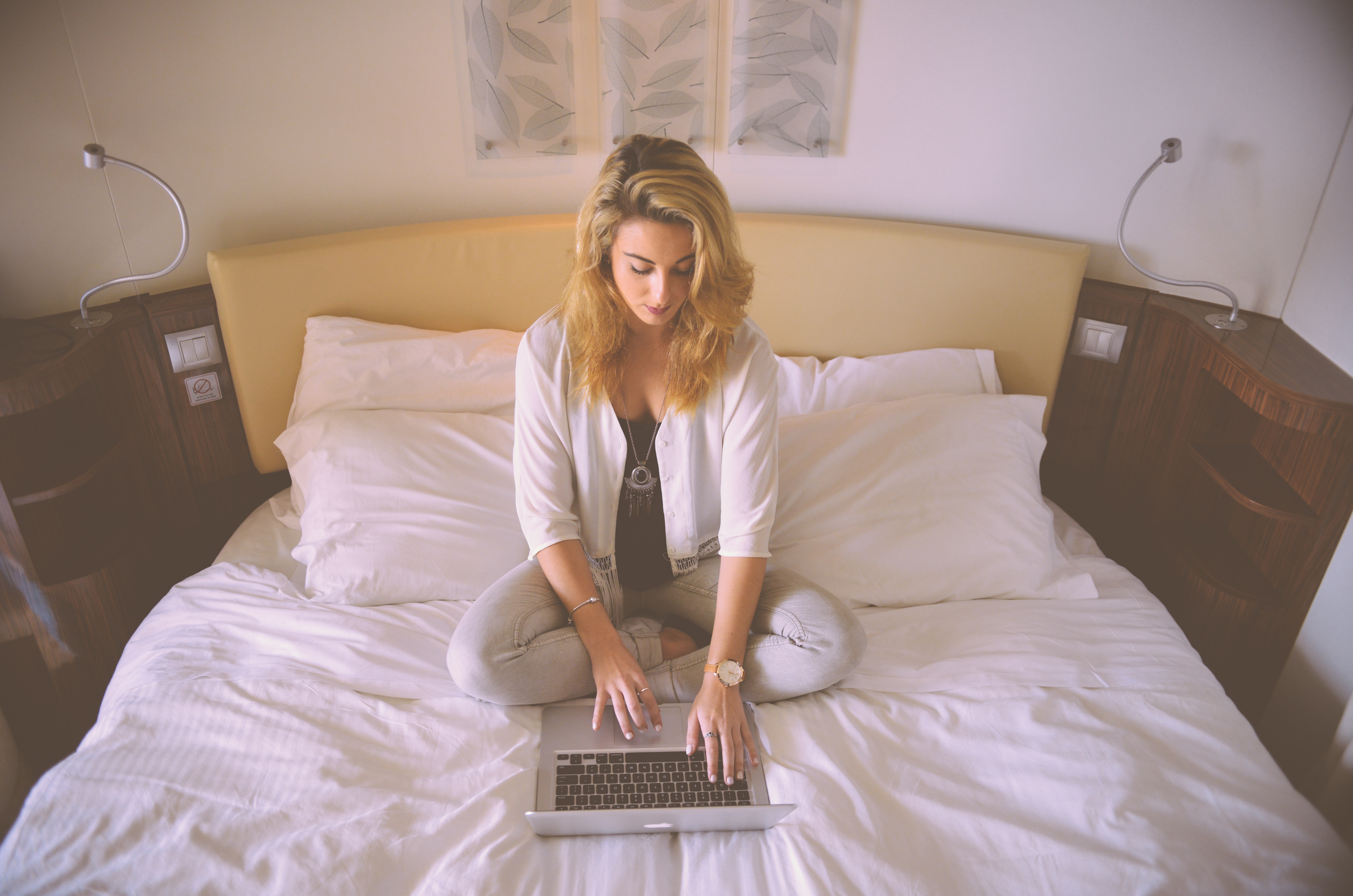wireless technology, bed, technology, domestic room, adult, touching, relaxation, hair, computer, 5K, real people, bedroom, hairstyle, hotel, woman, young adult, HD Wallpaper