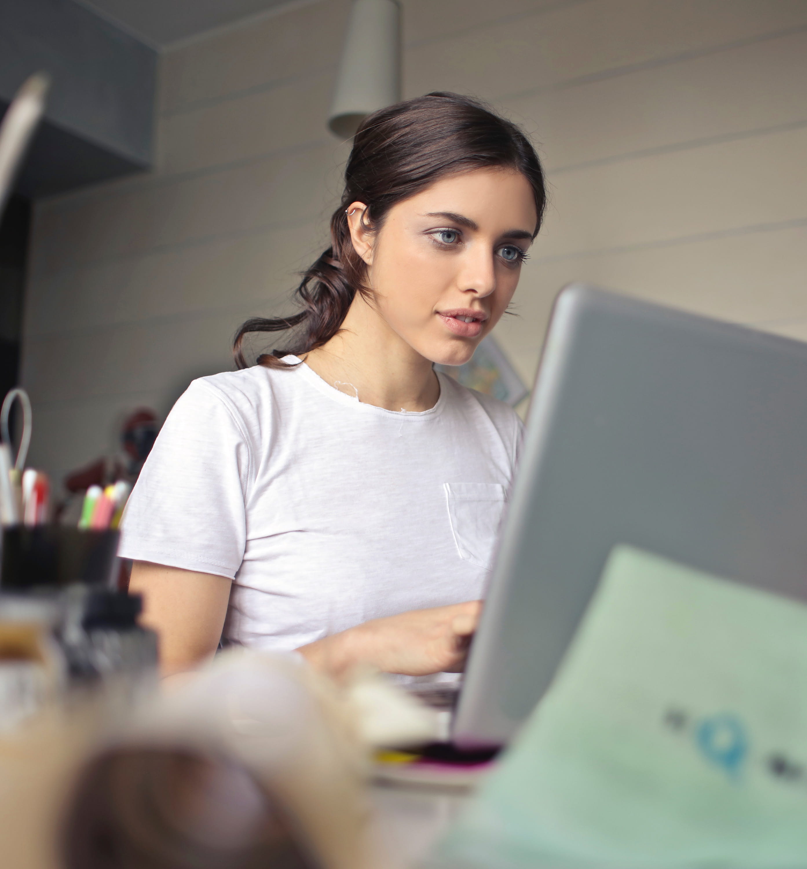 focus, house, beautiful woman, young adult, t, young, working, online, beauty, learning, looking, woman, communication, relaxed, connection, person, shirt, Phone HD Wallpaper