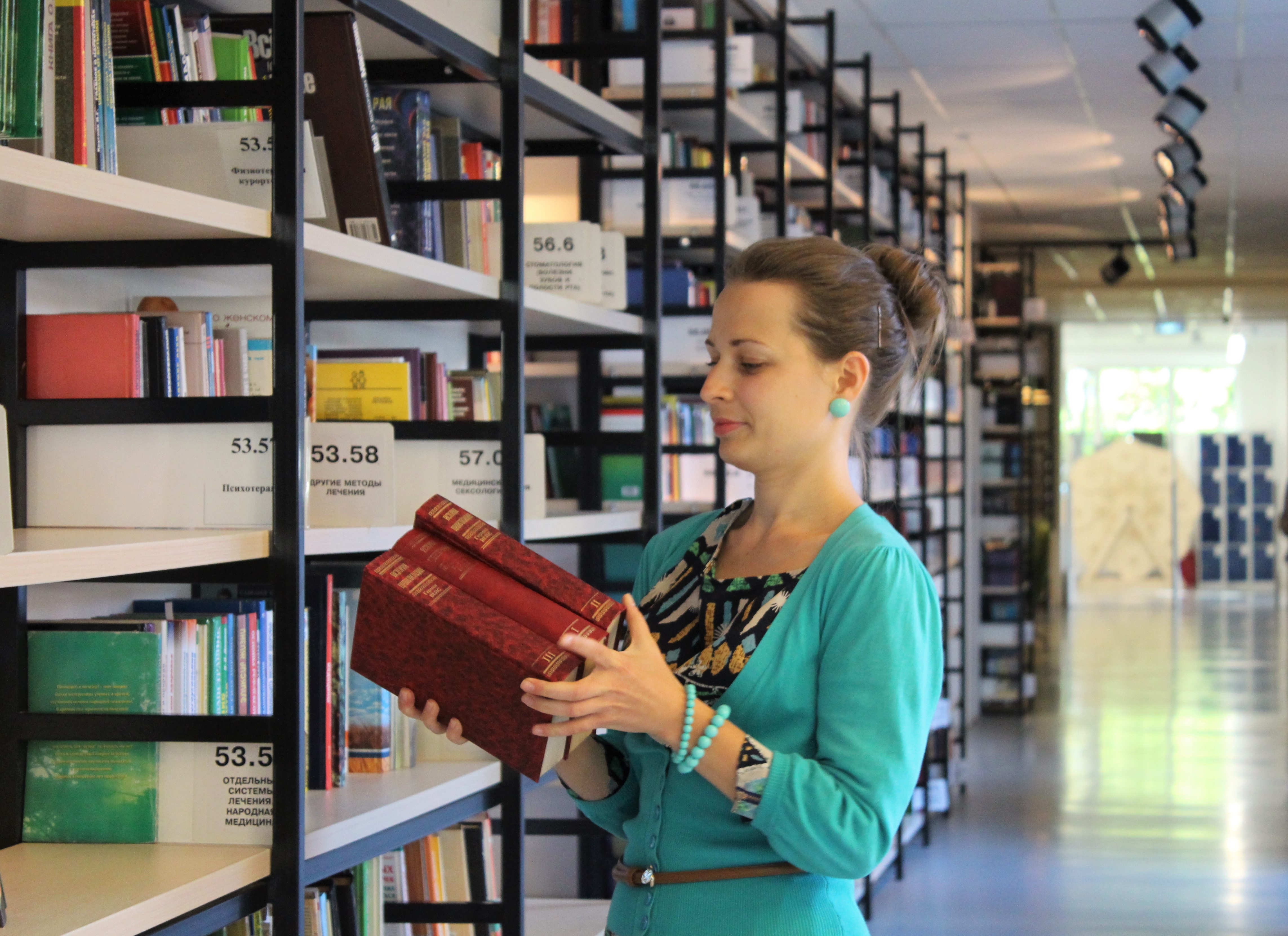 hairstyle, collection, young Adult, neat, book, top, bookshelf, student, profile view, literature, learning, college, girl, classic, shelves, smiling, people, HD Wallpaper