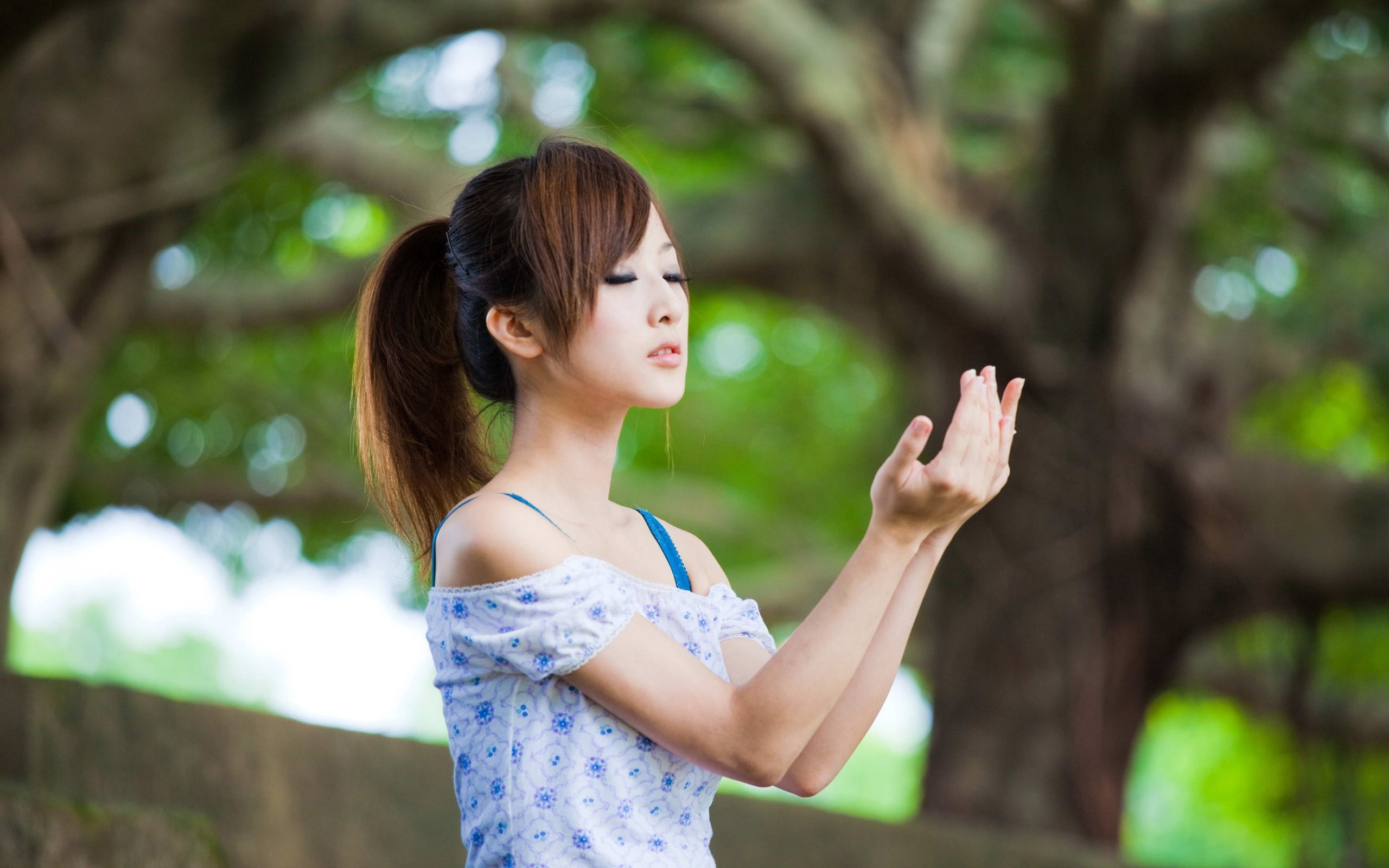 outdoors, park - Man Made Space, bangs, waist up, blue, girl, japanese Ethnicity, gesture, beautiful woman, smiling, top, casual clothing, plant, green Color, HD Wallpaper