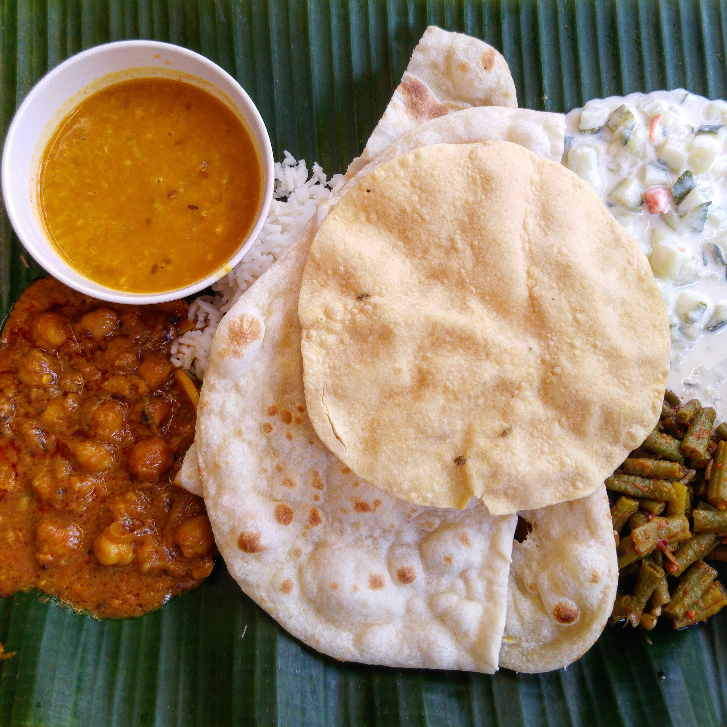 cuisine, spicy, dinner, table, leaves, serving dish, no people, healthy eating, indian, plate, restaurant, wellbeing, asian, rice, rustic, freshness, naan, Phone HD Wallpaper