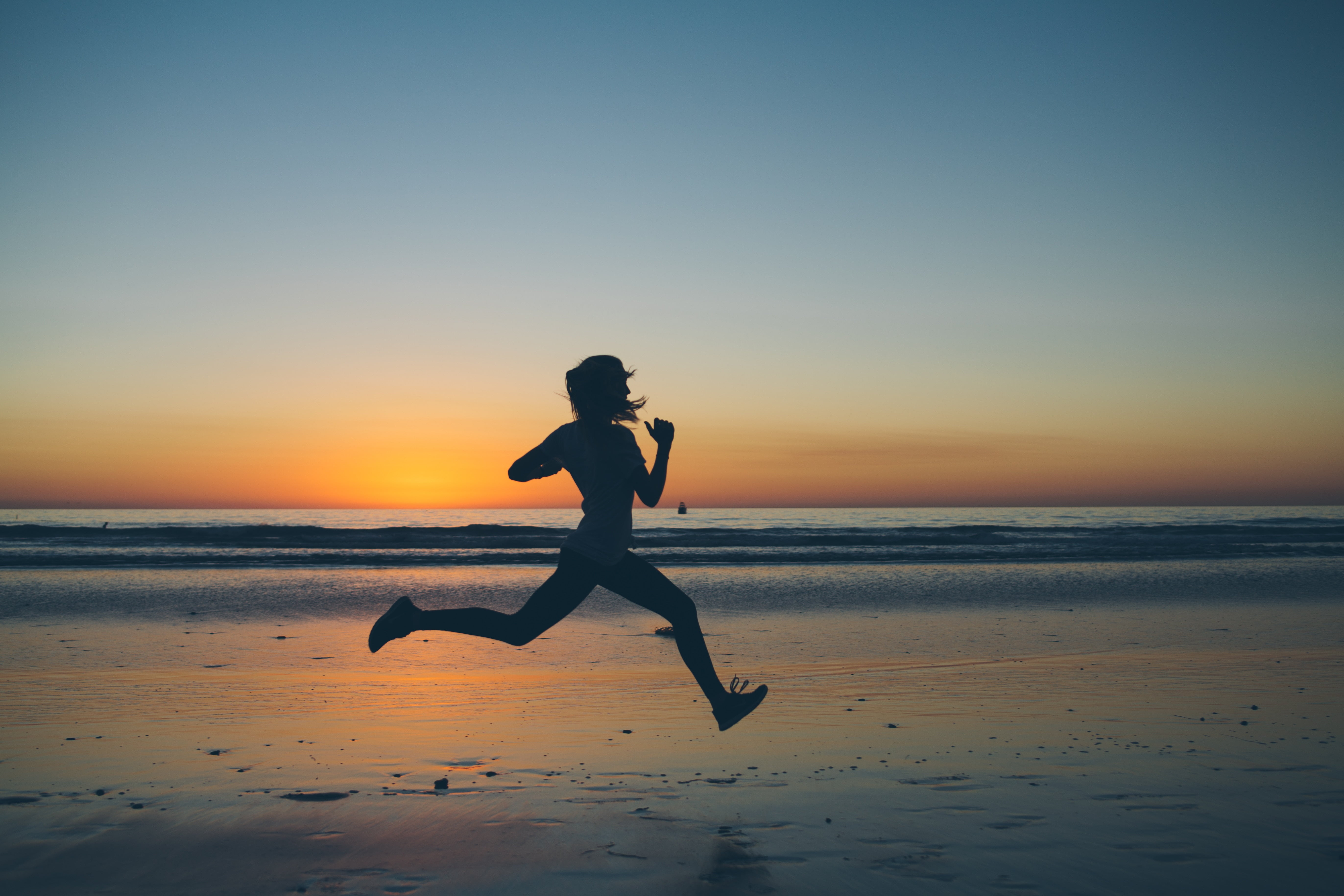 back Lit, one Young Woman Only, sky, lifestyles, chinese Ethnicity, sport, mid-air, summer, run, practicing, relaxation Exercise, athlete, sunset, running, HD Wallpaper