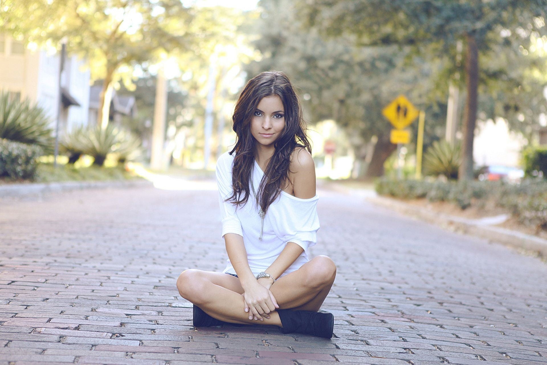 relaxation, nature, women outdoors, looking at camera, urban Scene, park - Man Made Space, people, fashion, adult, young Adult, brown Hair, portrait, shoulder, HD Wallpaper