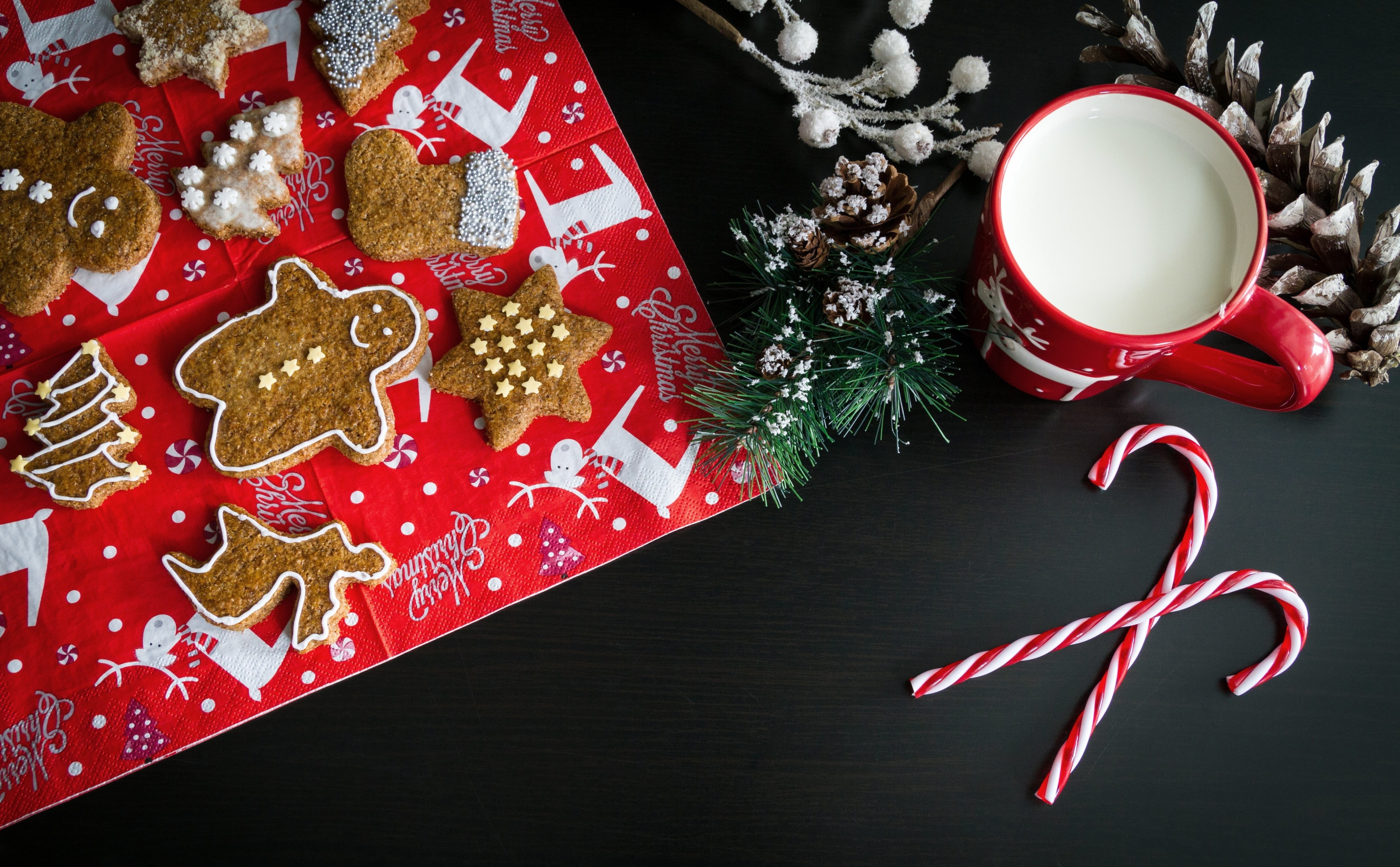 Celebration, Holidays, Food, mug, RedCup, MilkMug, Sweets, GingerbreadMan, red, biscuits, candycanes, ConiferCone, sweet food, Tasty, 2017, Merry, cookie, HD Wallpaper