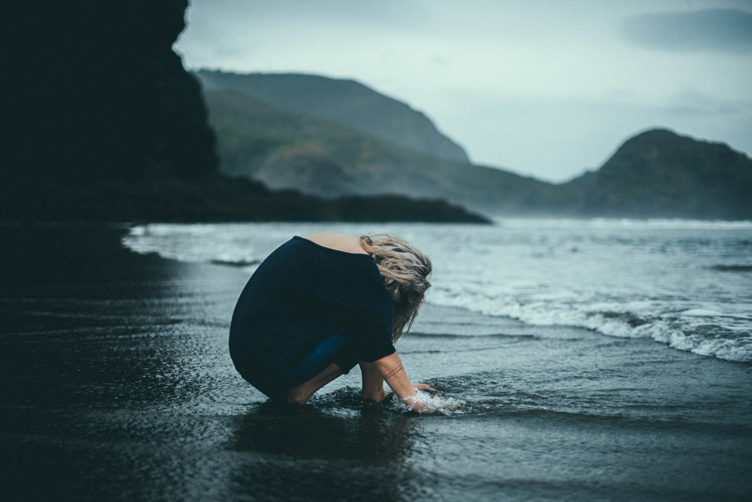 Noel Alvarenga, sky, model, adult, water, young adult, mountains, hairstyle, women outdoors, sea, women, nature, 720P, beach, wet, depth of field, Chill Out, HD Wallpaper