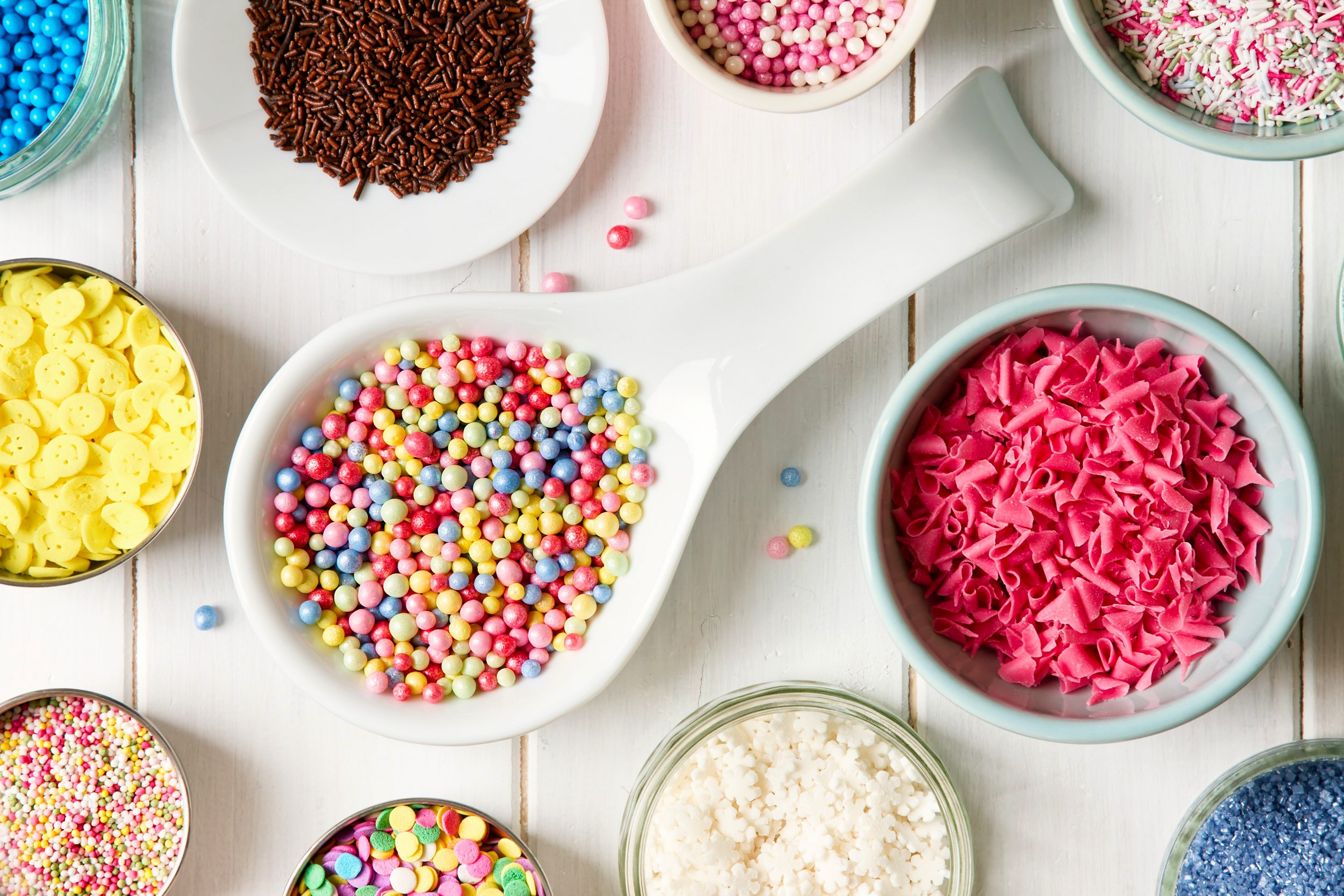 round, no people, studio shot, 4K, seed, food, white, sprinkles, plates, spoon, abundance, multi colored, sweets, table, high angle view, bowl, kitchen utensil, HD Wallpaper
