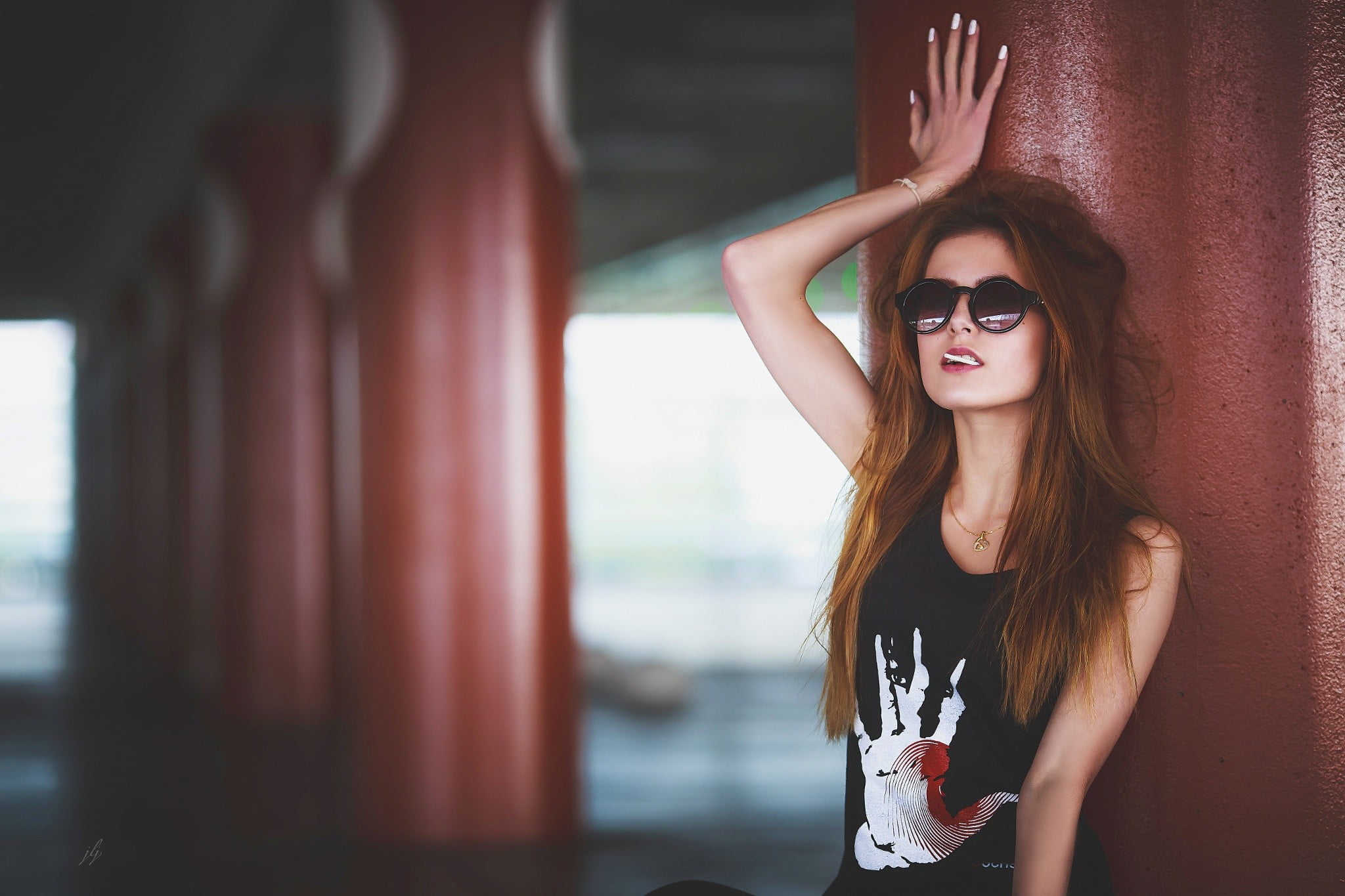 young adult, smiling, architectural column, beauty, hairstyle, lifestyles, long hair, portrait, sunglasses, young women, redhead, glasses, fashion, standing, HD Wallpaper