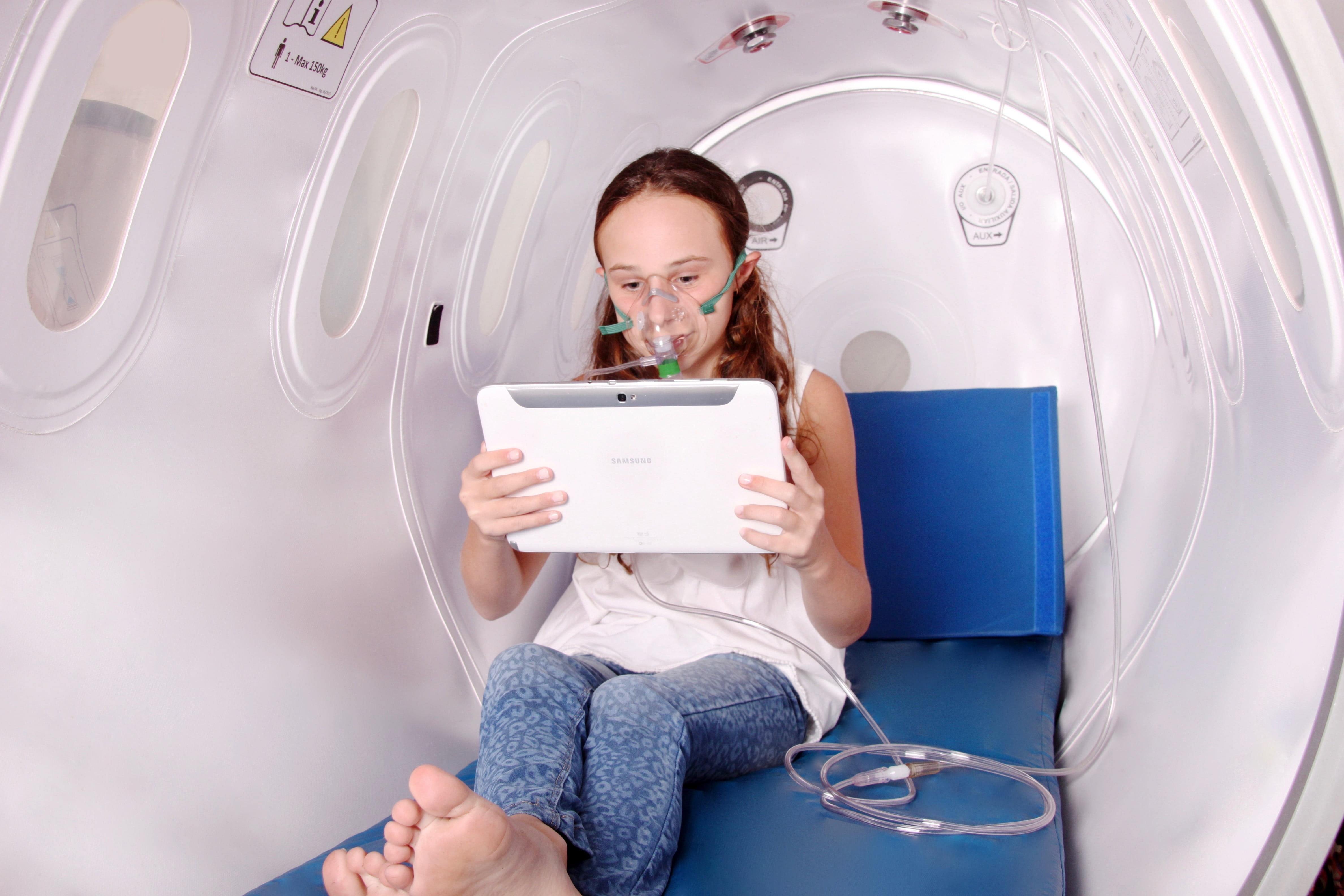 lifestyles, one person, sitting, smiling, treatment, teenager, communication, wireless technology, chamber hyperbaric, doctor, child, natural, young adult, HD Wallpaper