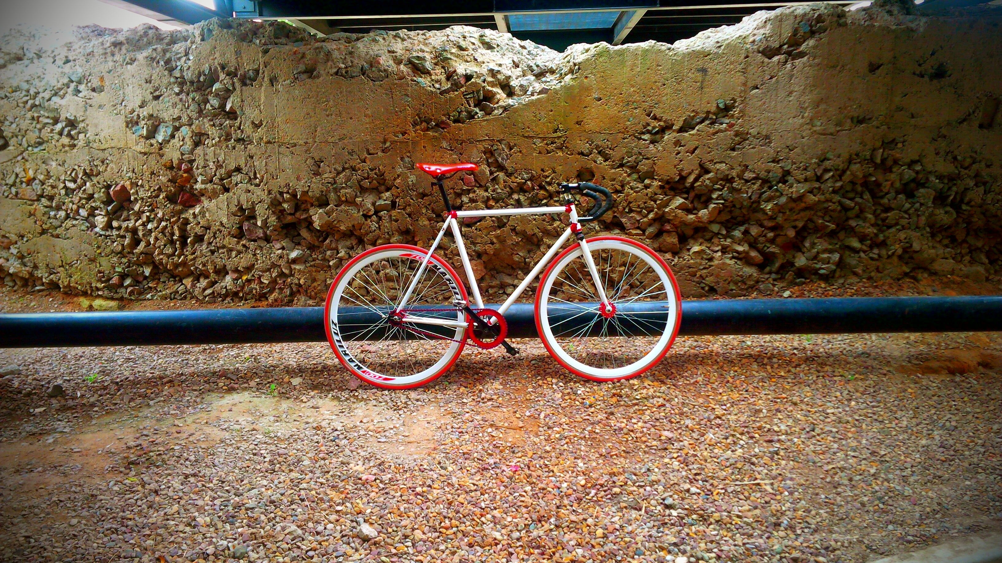 footpath, outdoors, city, land, parking, stationary, sand, no people, white, fixie, nature, water, red, land vehicle, railing, high angle view, transportation, HD Wallpaper