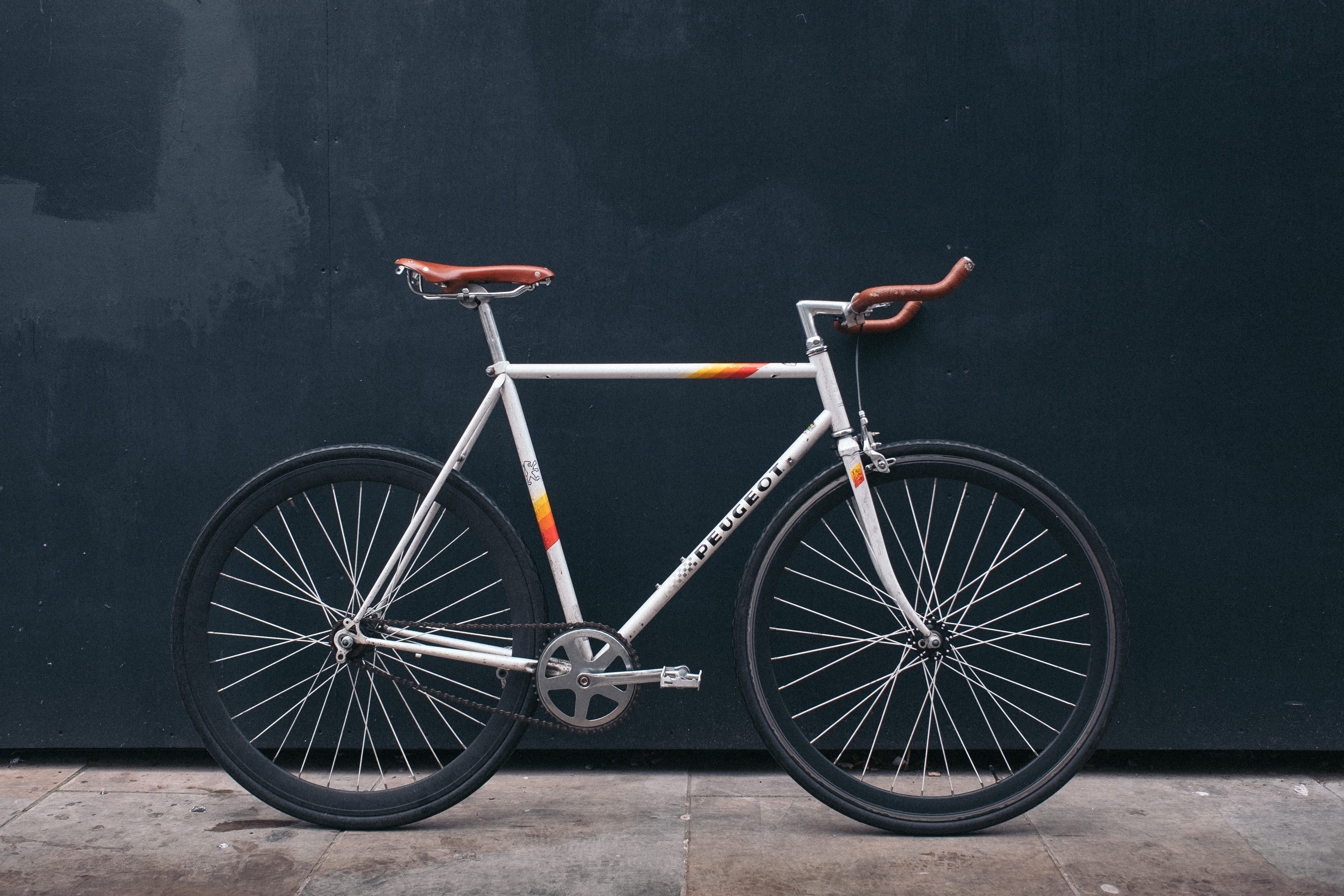 single object, no people, city, transportation, black color, gray, side view, bike, street, architecture, 4K, land vehicle, fixie, close-up, parking, mode of transportation, HD Wallpaper
