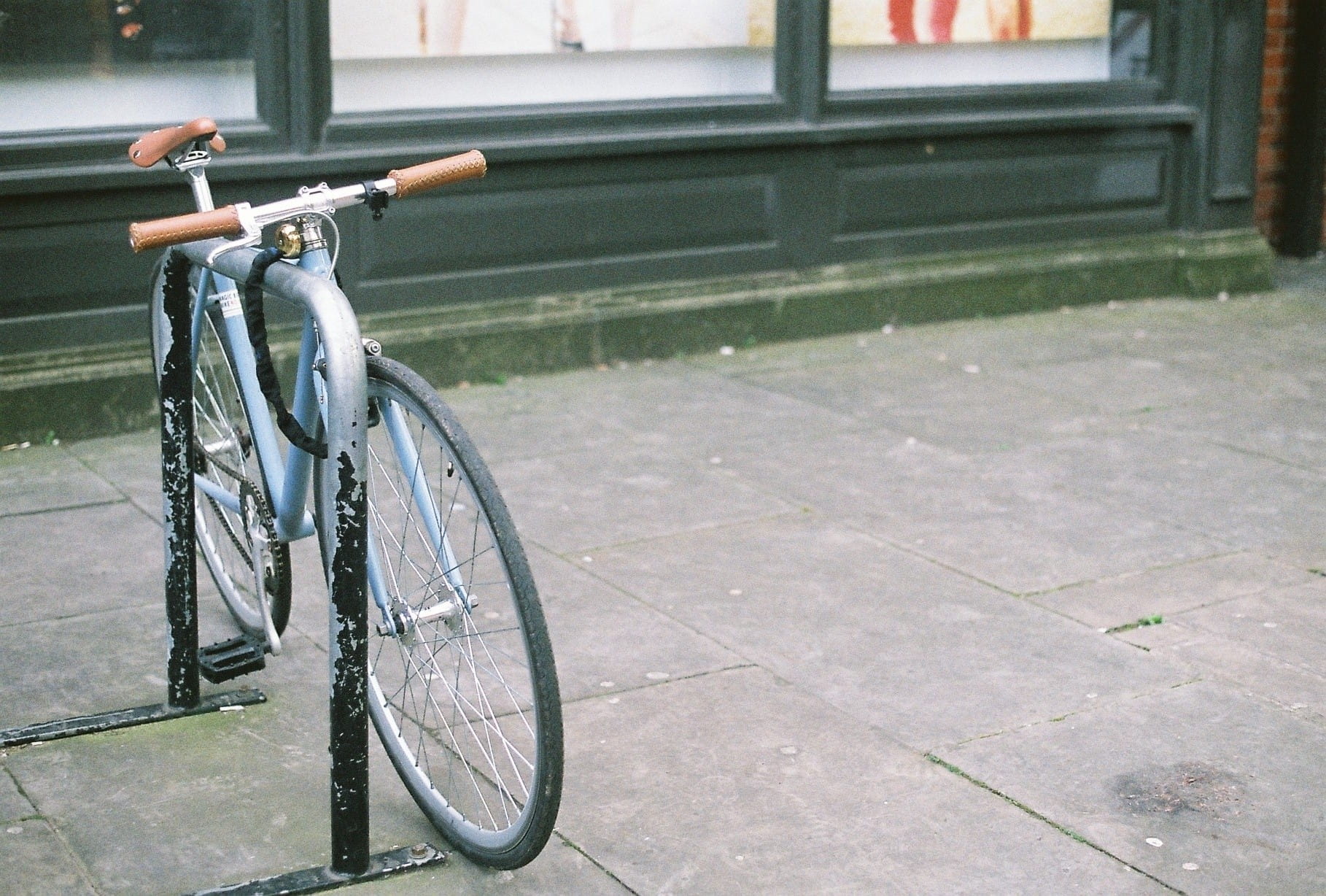 mode of transportation, bicycle, focus on foreground, footpath, architecture, transportation, united kingdom, spoke, sidewalk, urban, city, blue, building exterior, HD Wallpaper