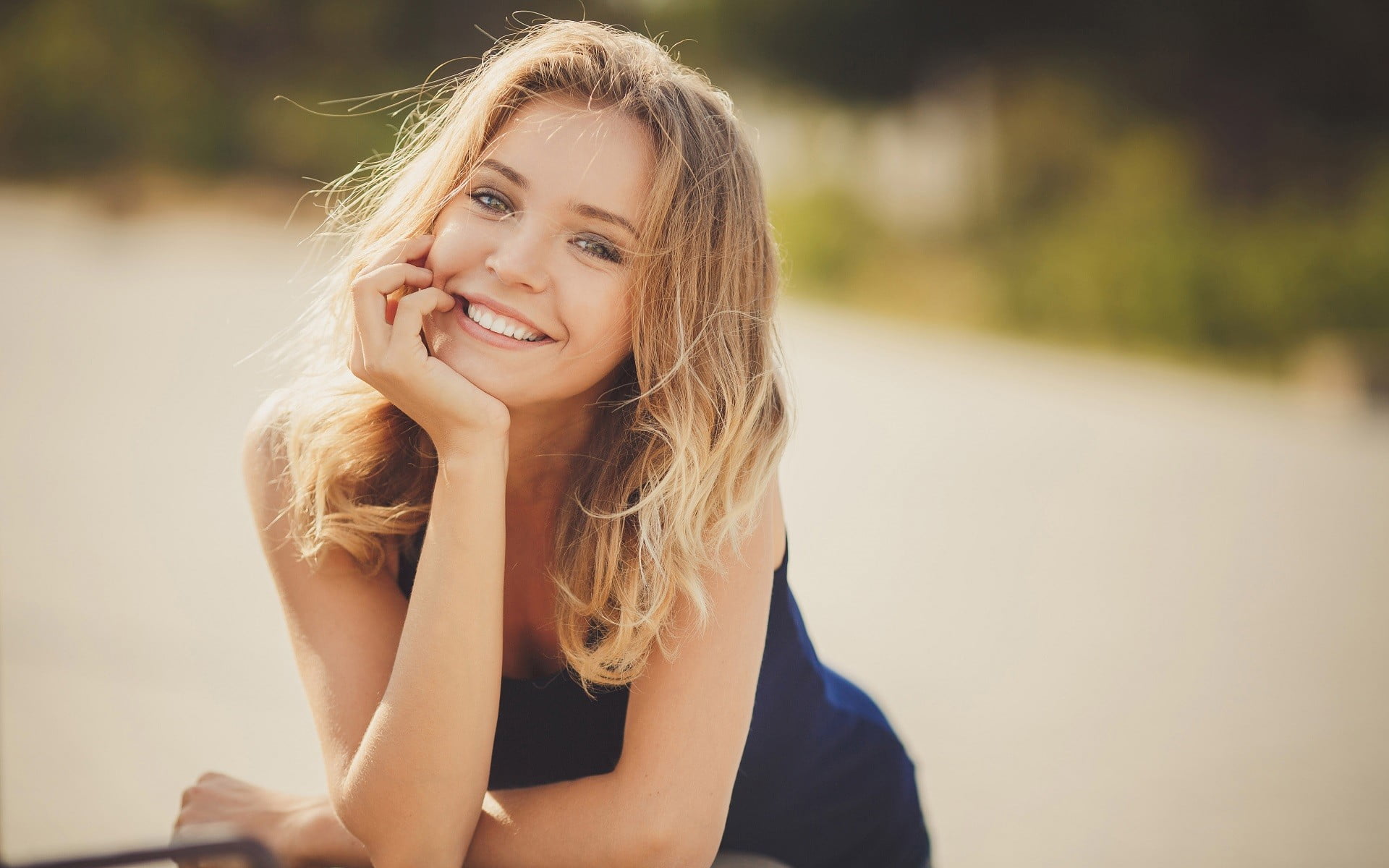 toothy smile, happiness, depth of field, face, focus on foreground, young adult, women outdoors, emotion, adult, looking at camera, long hair, Sandra Kubicka, HD Wallpaper