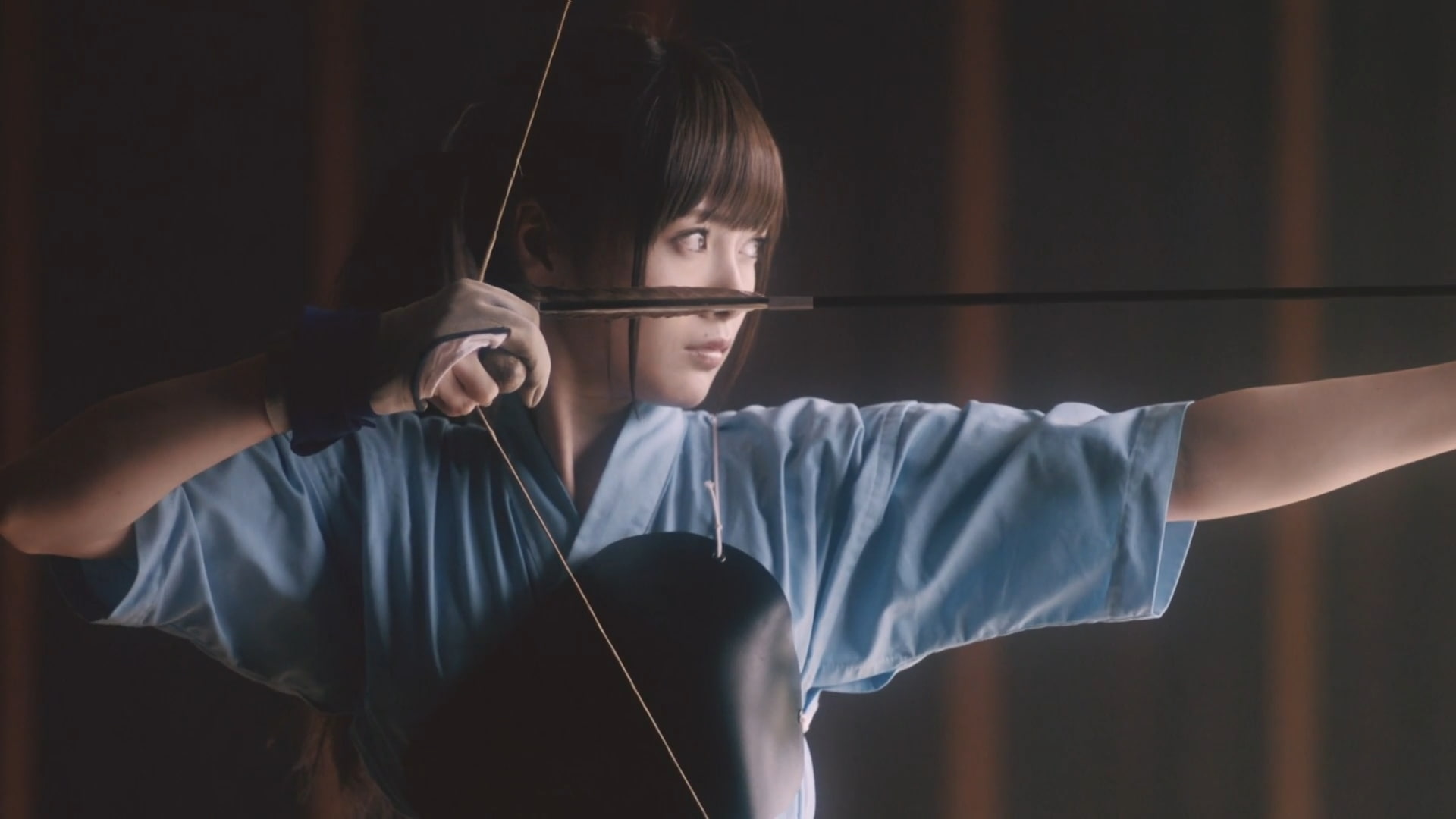 concentration, boys, men, looking at camera, Nogizaka46, 1080P, lifestyles, males, young adult, indoors, aiming, holding, front view, waist up, headshot, HD Wallpaper