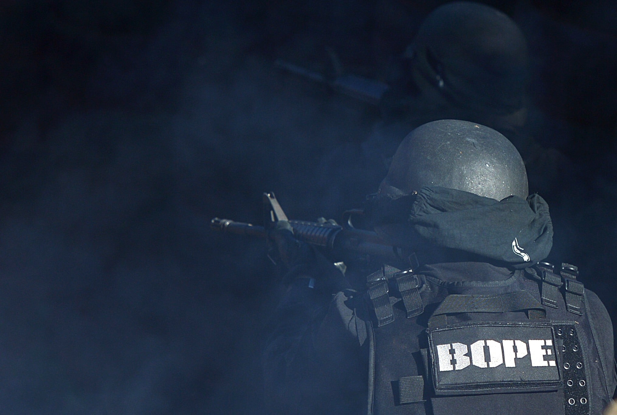 aggression, safety, suit of armor, black, protection, police force, special forces, weapon, 1080P, police, army helmet, government, people, helmet, rifle, HD Wallpaper
