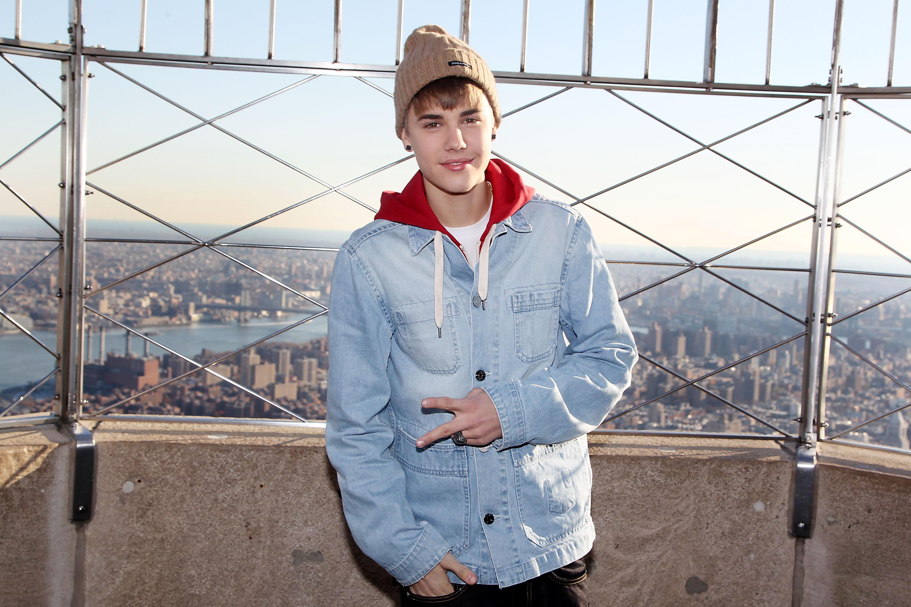 gesture, style, justin bieber, celebrity, roof, justin, singer, bieber, 2K, city, HD Wallpaper