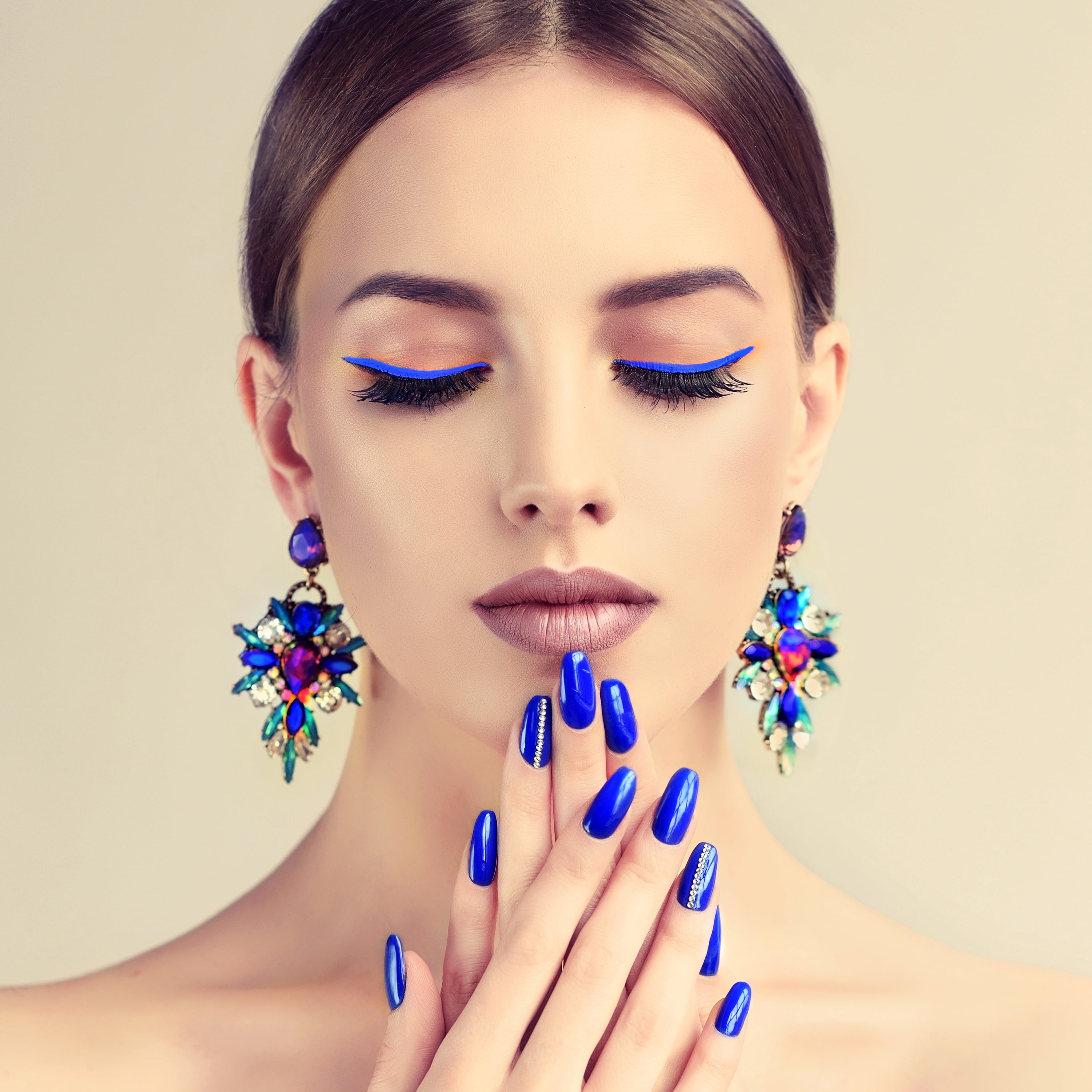 lacquer, 2K, background, decoration, hairstyle, manicure, beauty, earrings, portrait, hands, makeup, blue, face, bokeh, brown hair, Phone HD Wallpaper