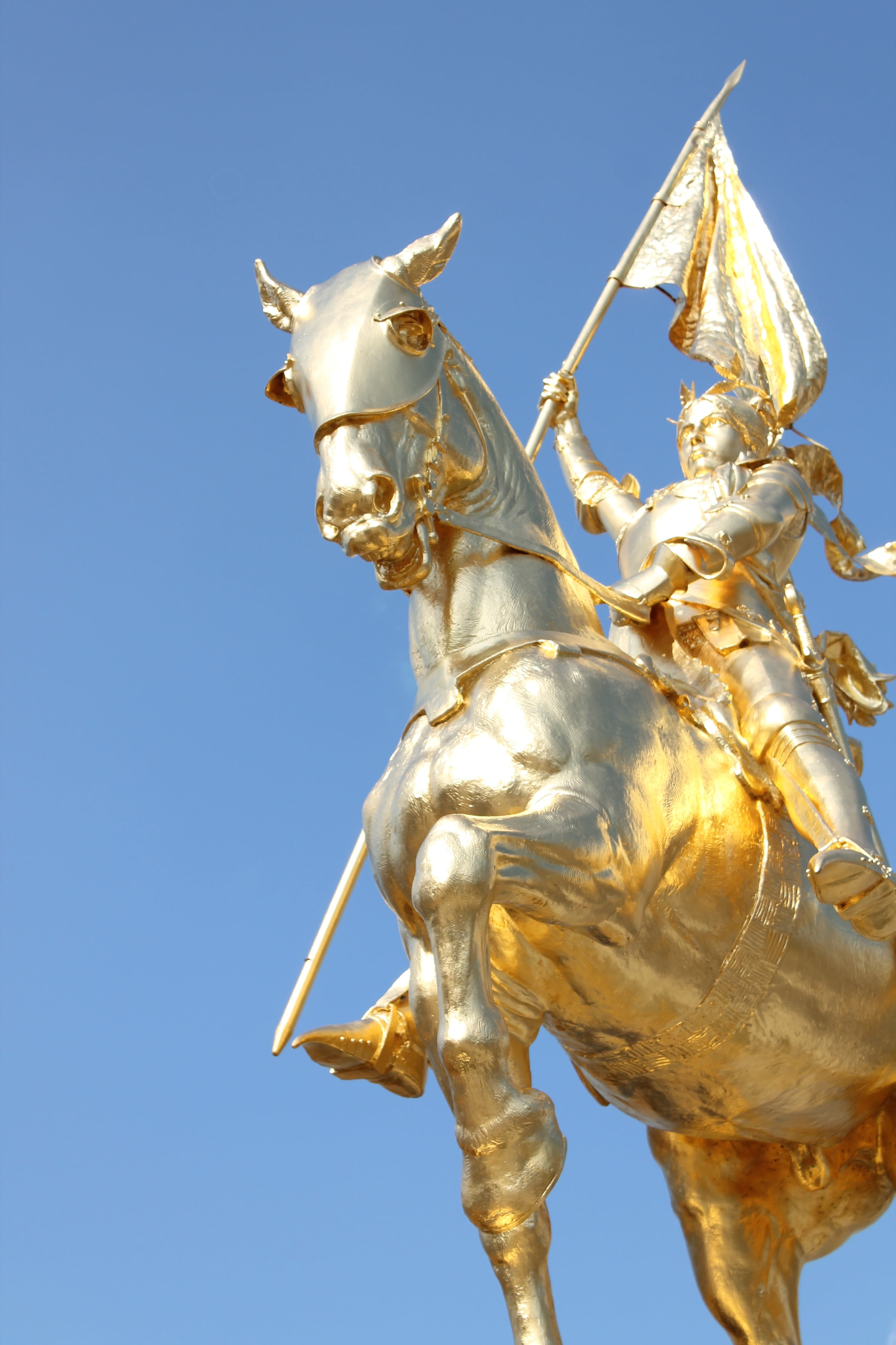 joan, art and craft, horse, statue, nature, blue, no people, joan of arc, male likeness, day, philadelphia, gold colored, sunlight, 4K, historic, low angle view, Phone HD Wallpaper