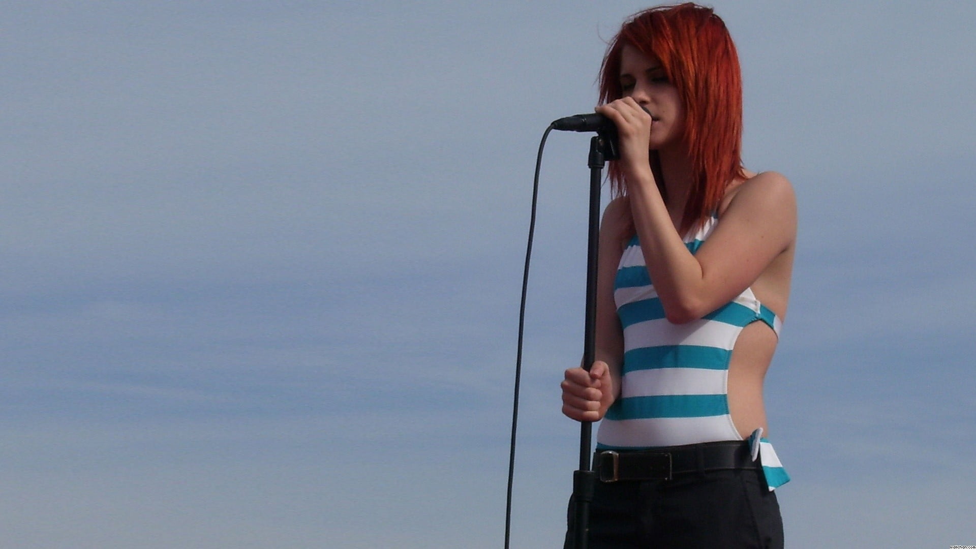 young women, blue, long hair, waist up, 1080P, young adult, sky, beautiful woman, adult, Hayley Williams, women, three quarter length, teenager, standing, HD Wallpaper
