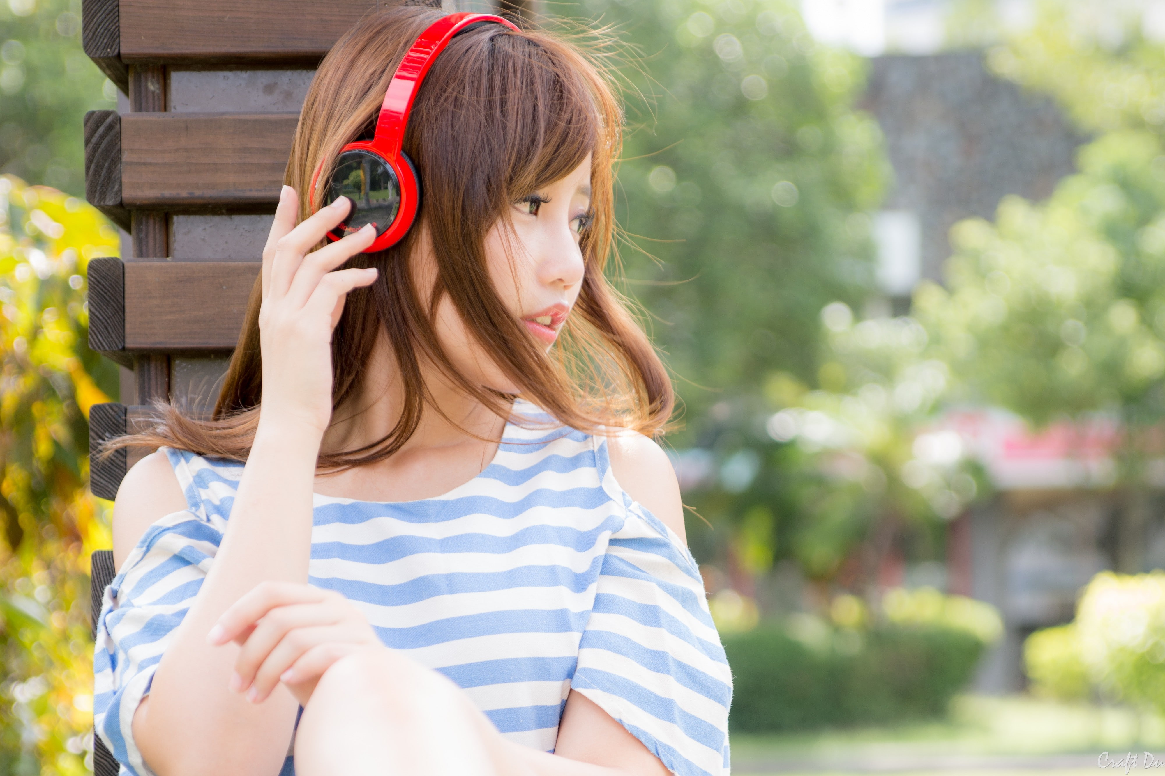 long eyelashes, outdoors, long hair, auburn hair, day, women, striped clothing, brown hair, redhead, hair, girls, front or back yard, focus on foreground, HD Wallpaper