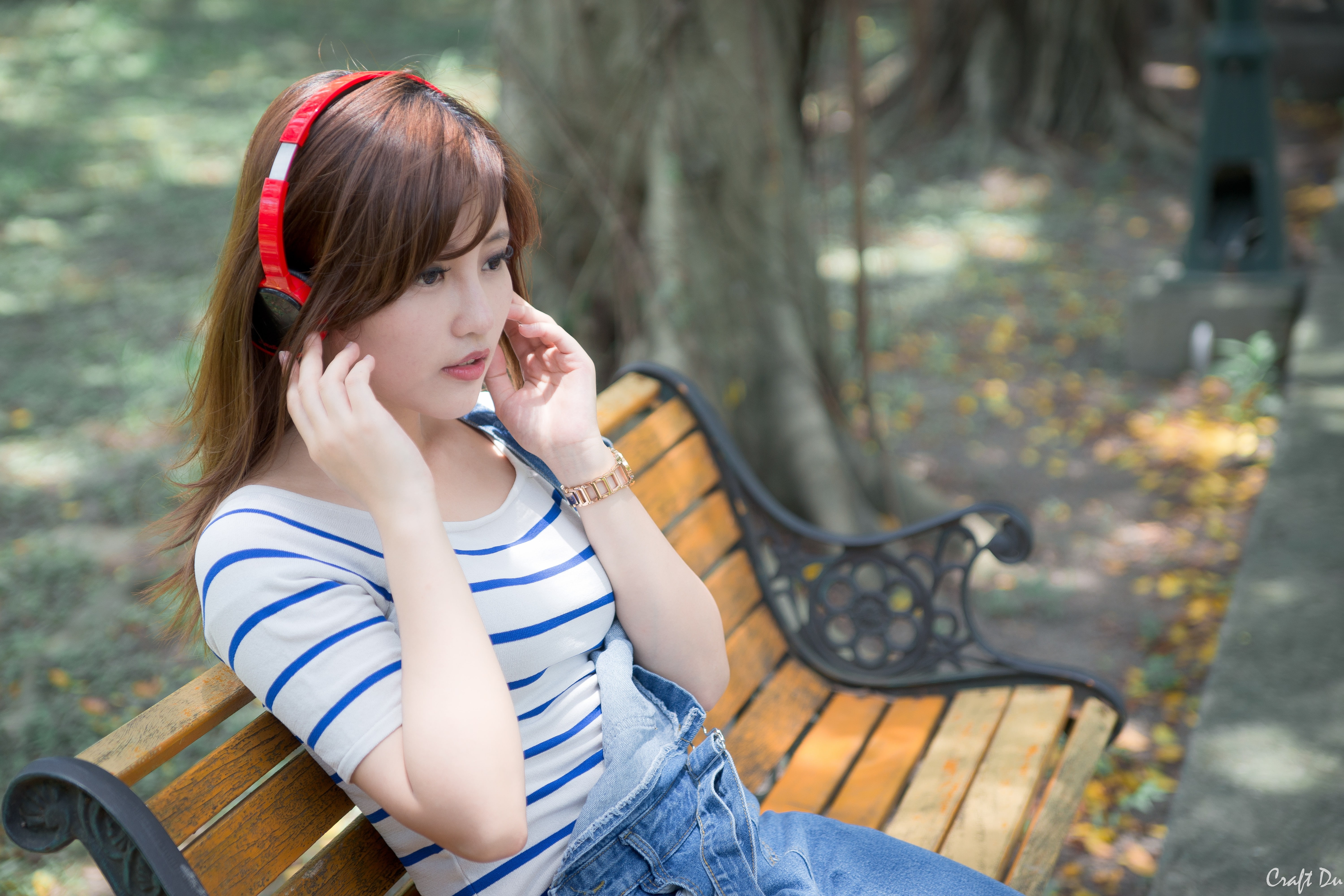 happiness, sitting, innocence, redhead, outdoors, smiling, women, 5K, auburn hair, seat, females, park bench, hair, leisure activity, girls, bench, child, HD Wallpaper