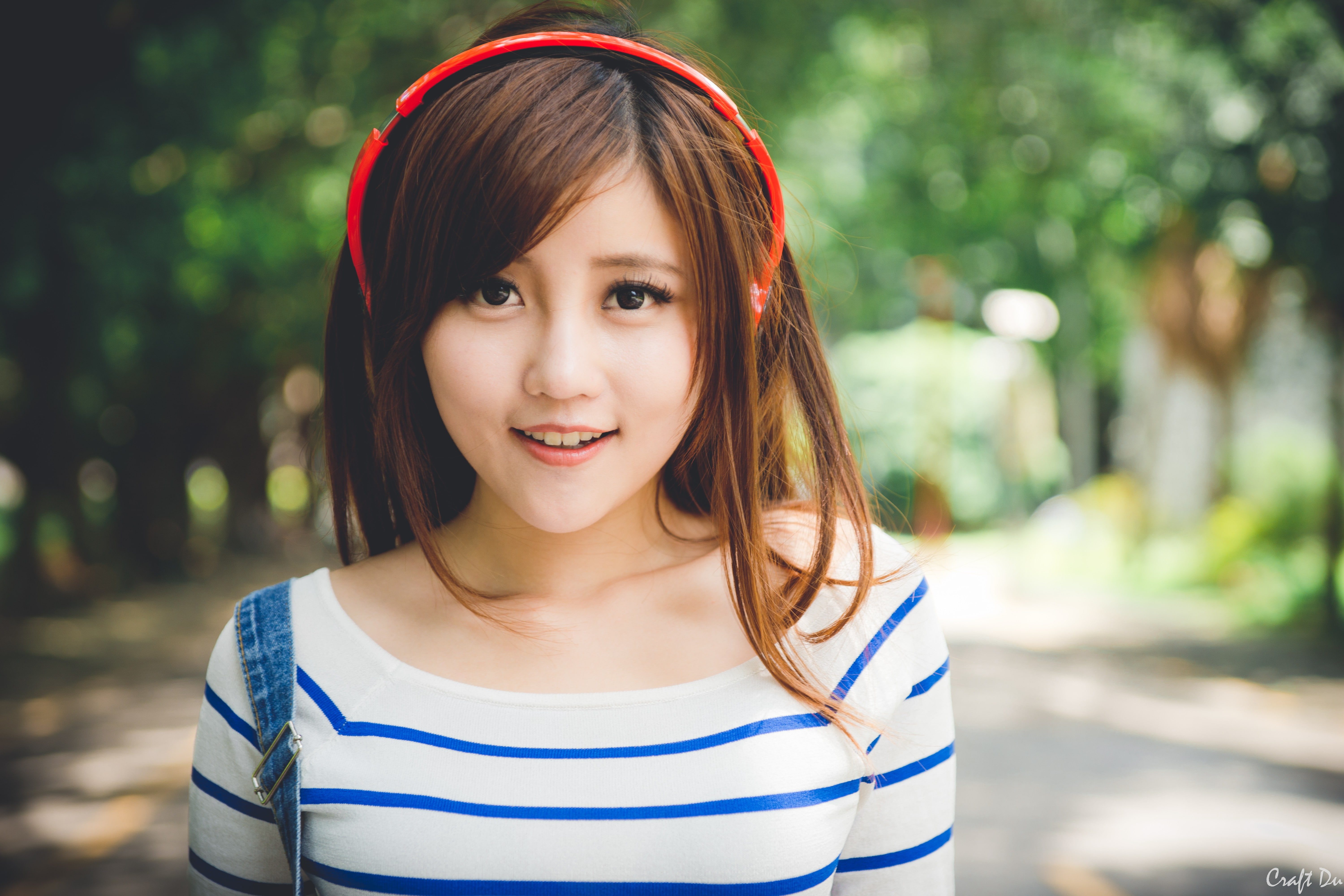 headphones, Gao Minmin, Asian, 5K, auburn hair, women, women outdoors, black eyes, smiling, HD Wallpaper