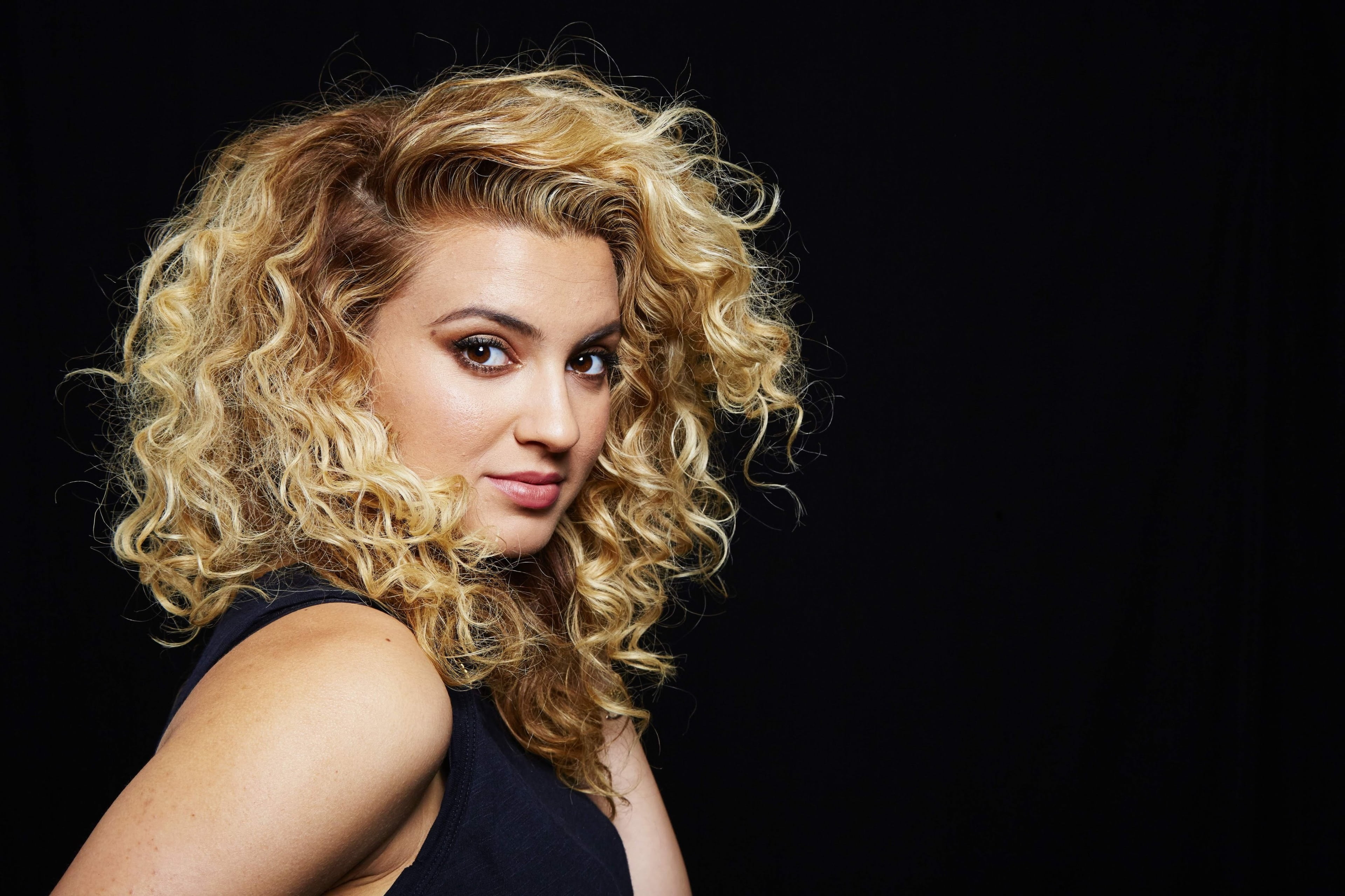 adult, studio shot, tori kelly 4k computer desktop hd, blond hair, portrait, headshot, black background, looking at camera, hair, one person, HD Wallpaper