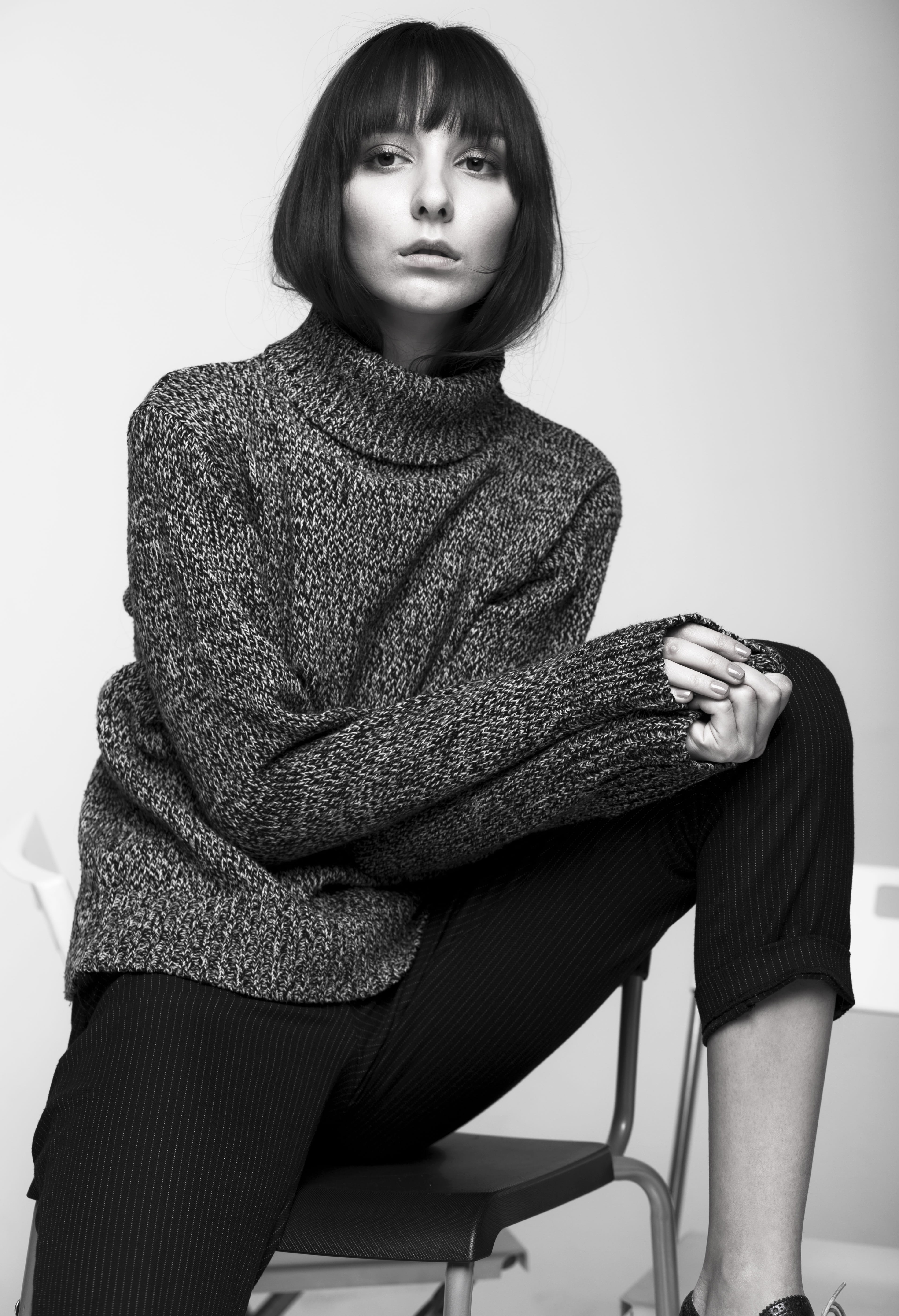 contemplation, people, youth, looking at camera, photoshoot, pullover, insulated, portrait of a girl, test, sitting, photo portrait, chair, beauty, professional, Phone HD Wallpaper