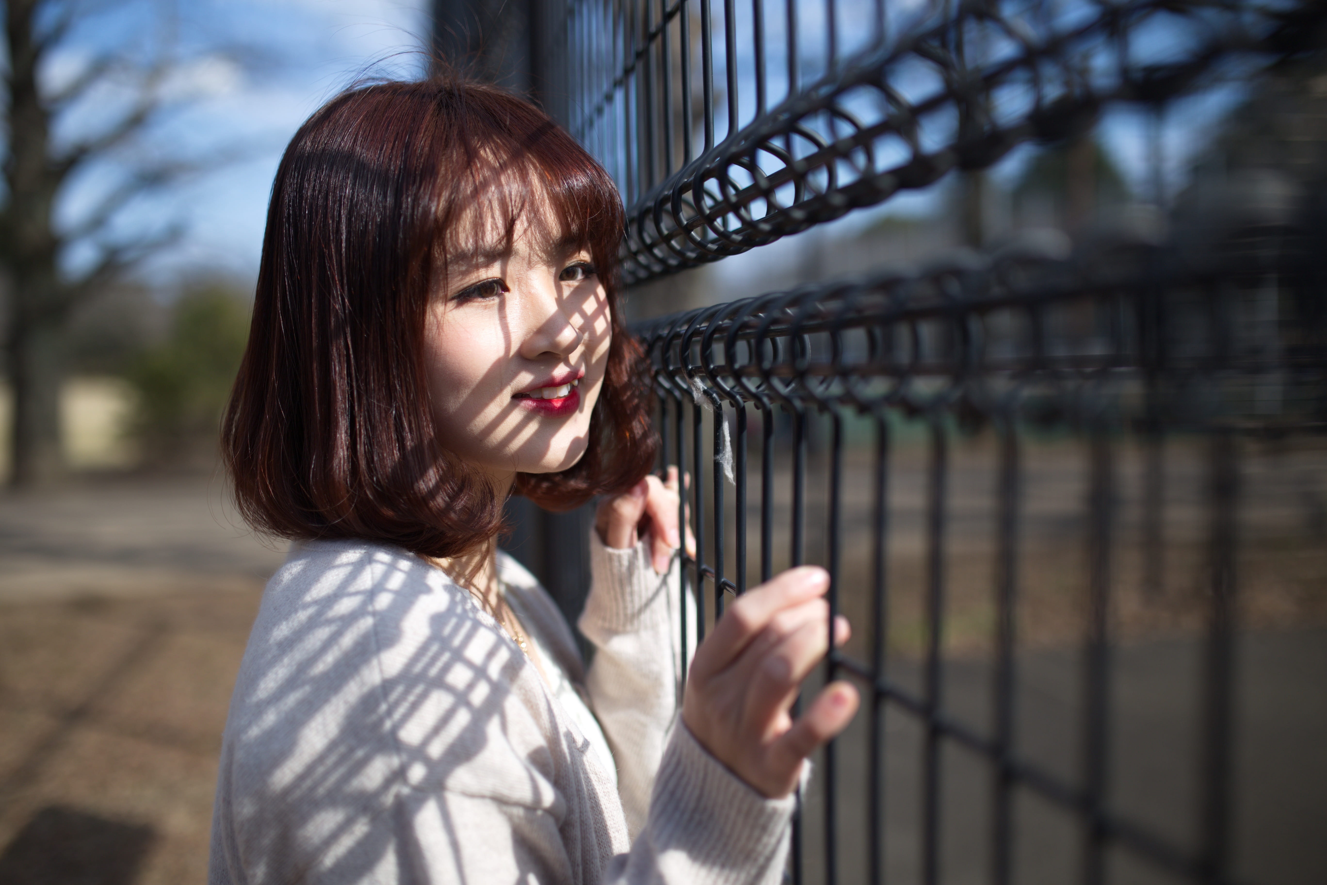 portrait, girl, hairstyle, holding, female, 5K, outdoors, boundary, bangs, young adult, headshot, casual clothing, fence, adult, beauty, wire, looking at camera, HD Wallpaper