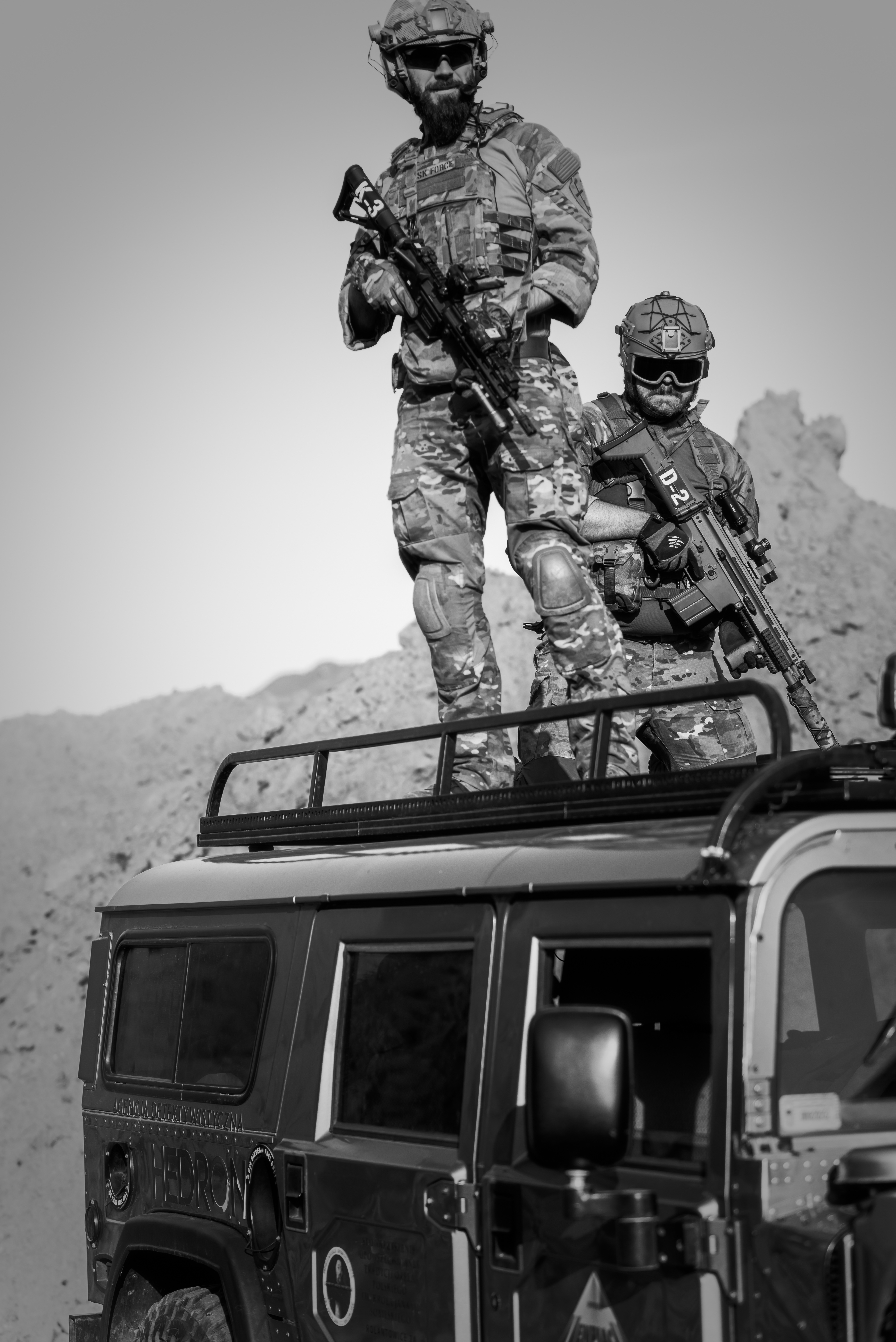 low angle view, 5K, attack, sand, terror, adventure travel, group, killer, desert, soldier, rescue worker, day, person, shooter, terrorism, occupation, Phone HD Wallpaper