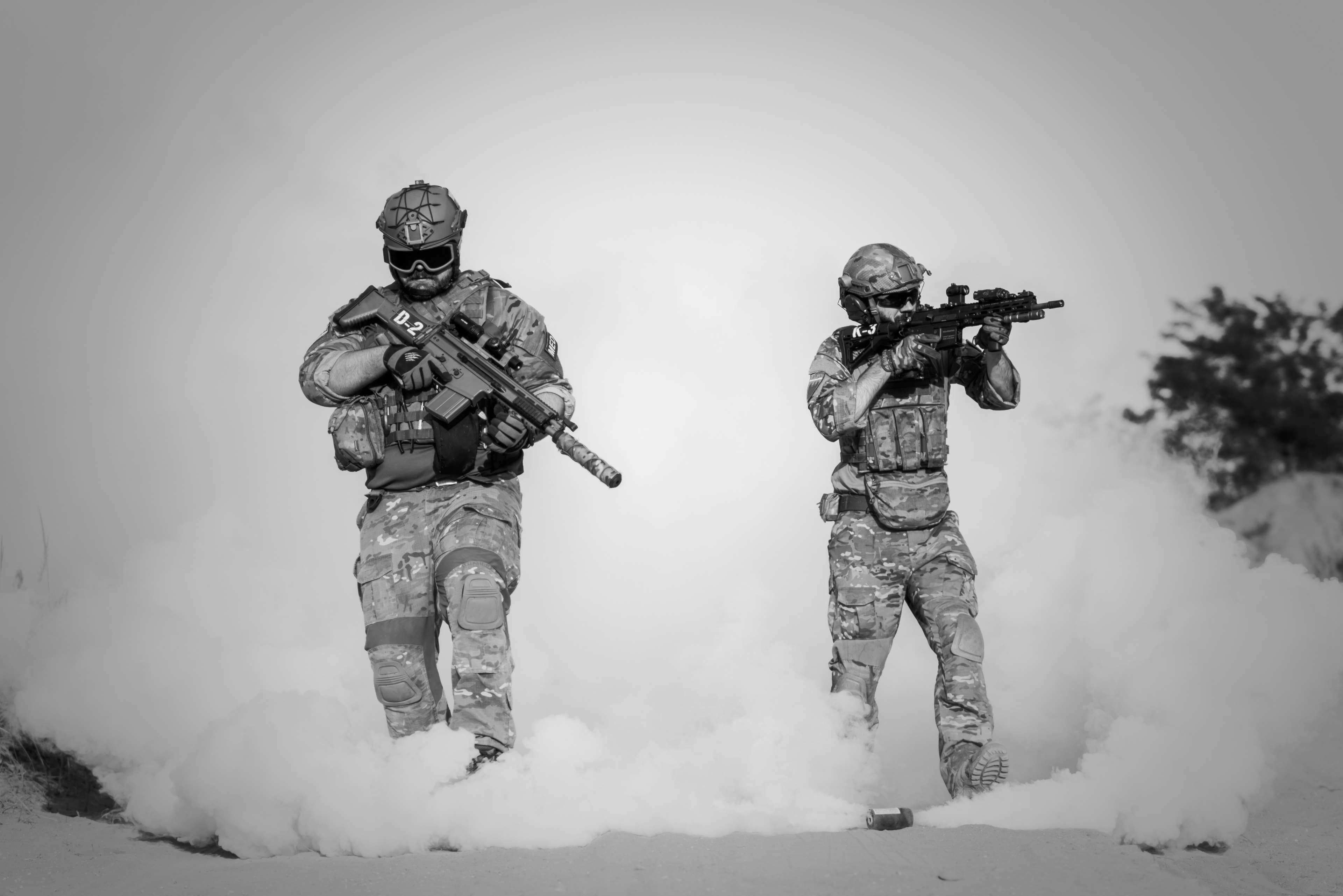 soldiers, armed forces, attack, rifle, warm clothing, battle, two people, black and white, armed, uniform, weapons, holding, military, army, weapon, sand, HD Wallpaper