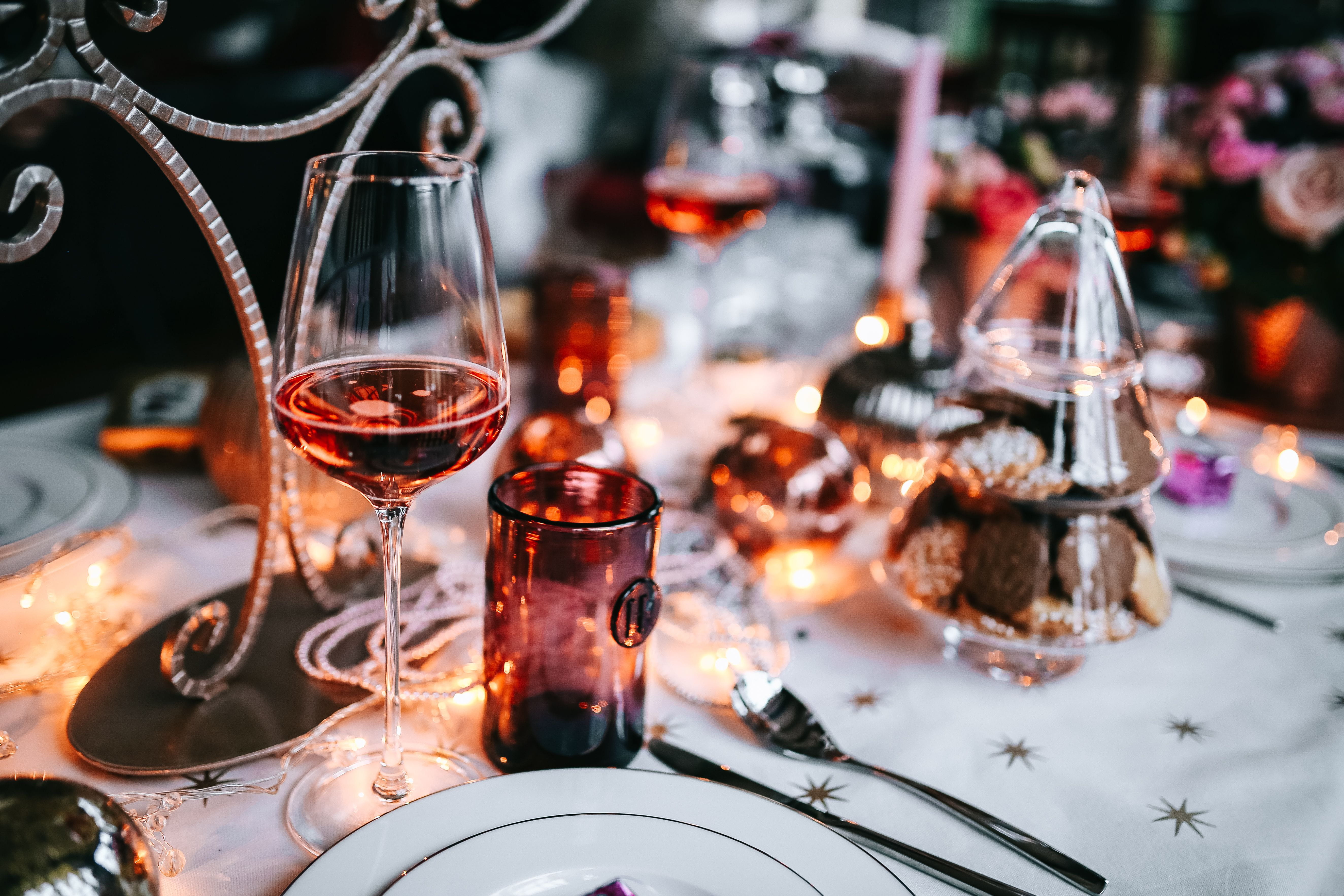 household equipment, dining, xmas, decorations, 5K, celebration, business, holiday, plate, table, dinner, wine, pink, drinking Glass, crockery, food, close-up, HD Wallpaper